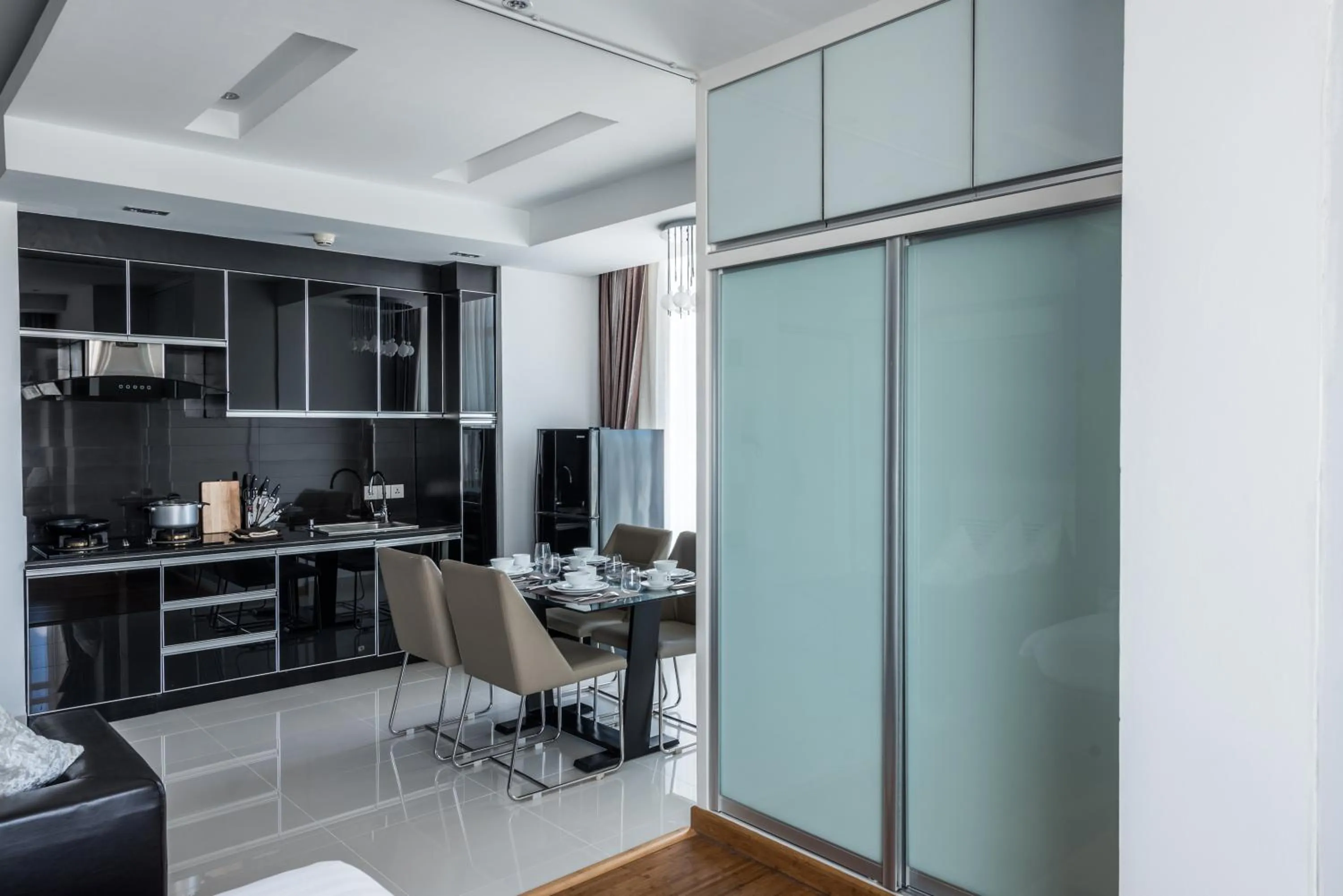 Kitchen or kitchenette in Naki Suites @ Silvertown