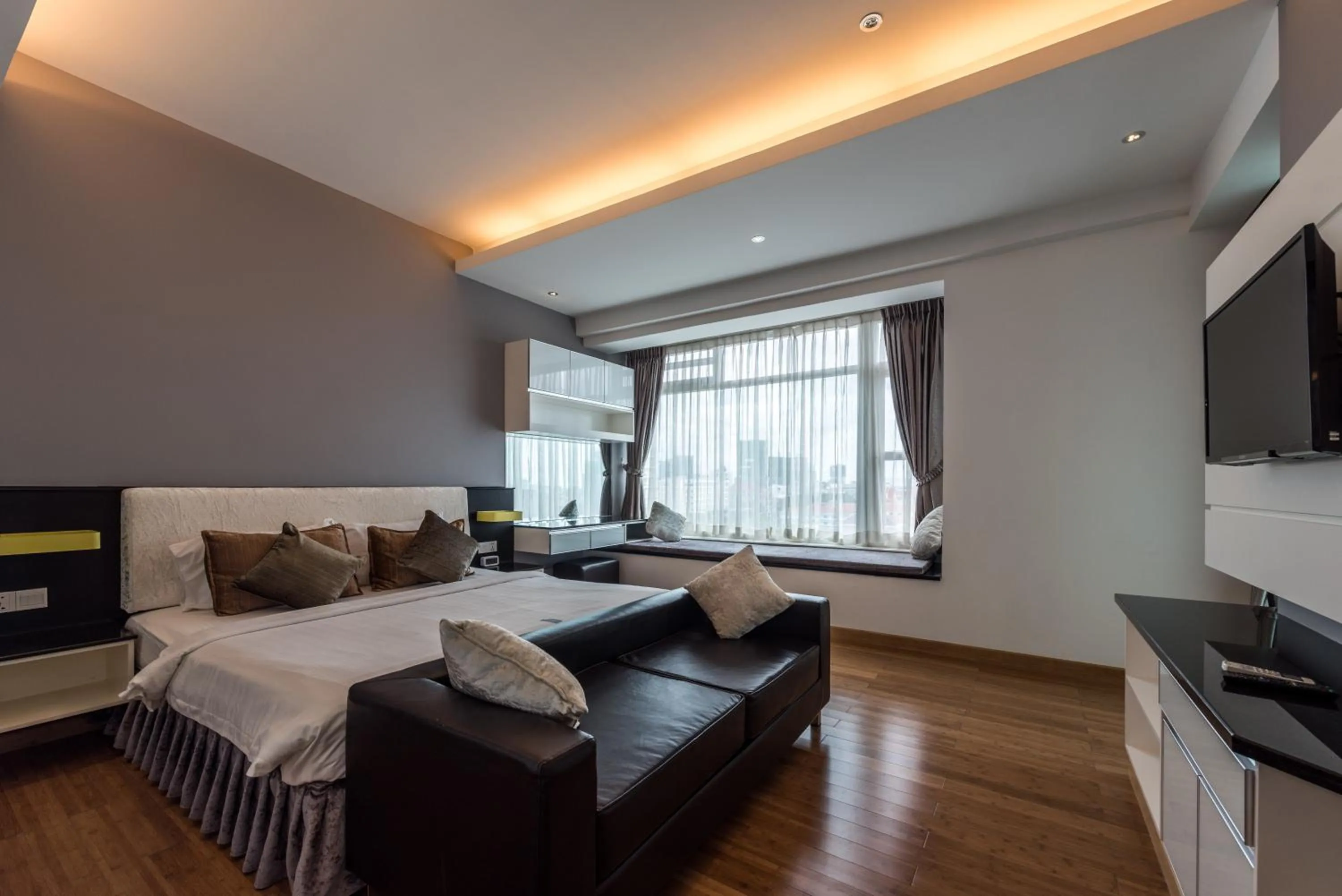 Living room, Bed in Naki Suites @ Silvertown