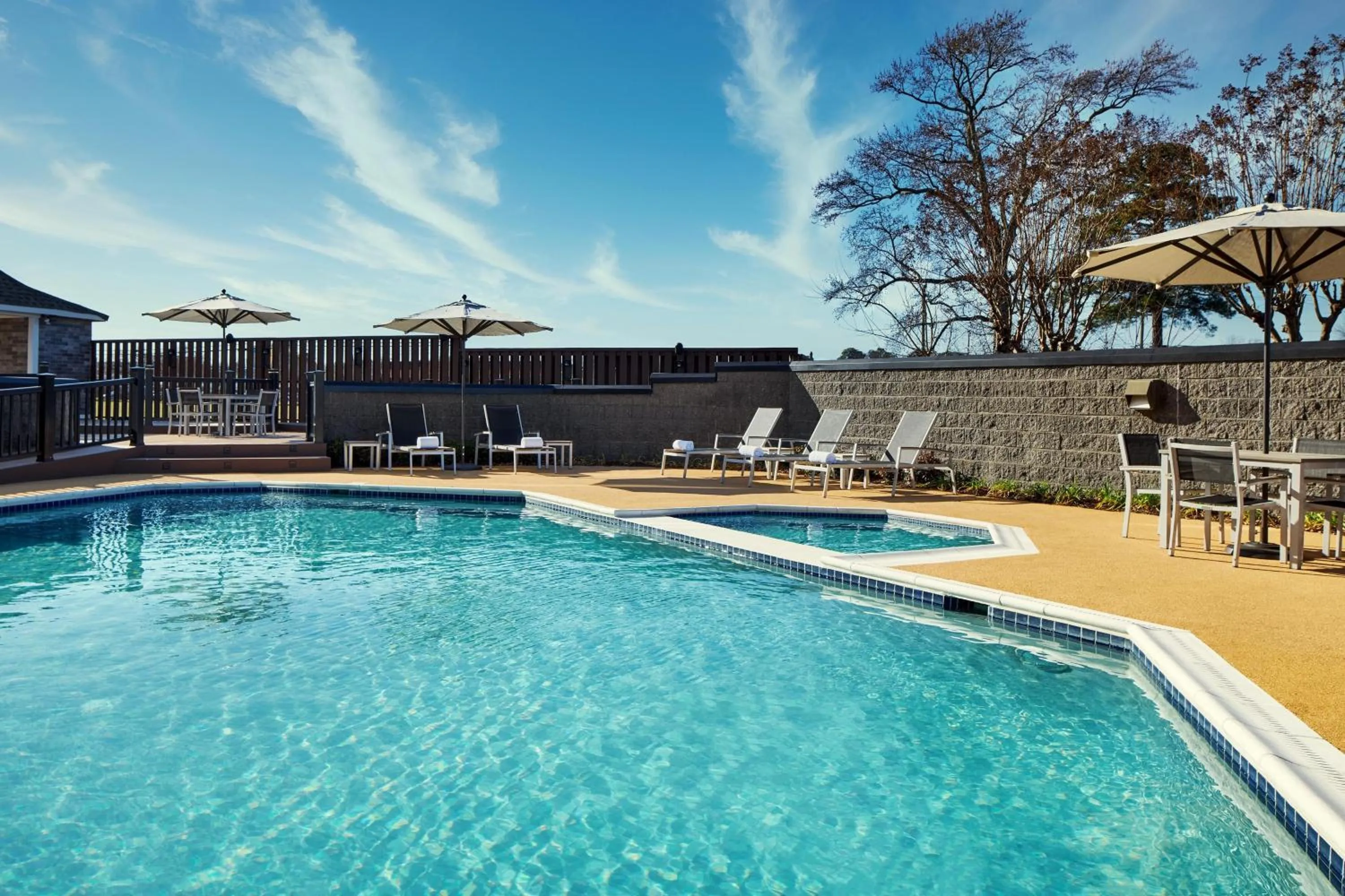 Swimming pool in Sheraton Richmond Airport Hotel