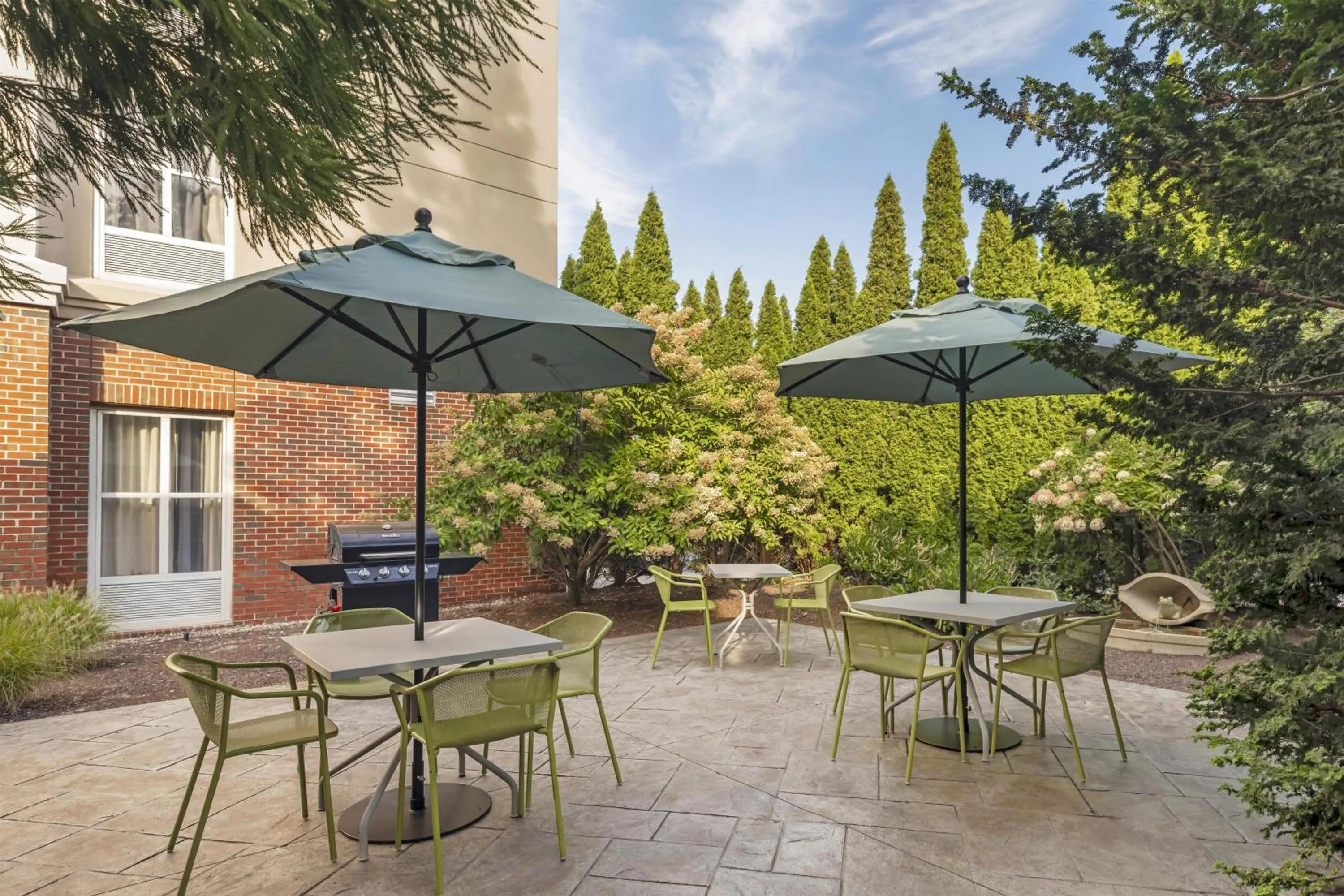 Patio in Hampton Inn & Suites by Hilton Plymouth