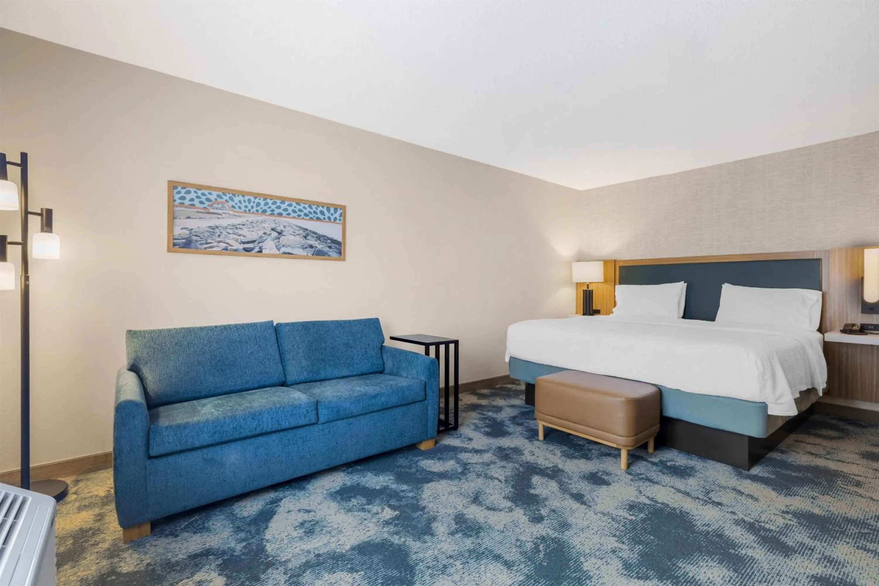 Bed in Hampton Inn & Suites by Hilton Plymouth