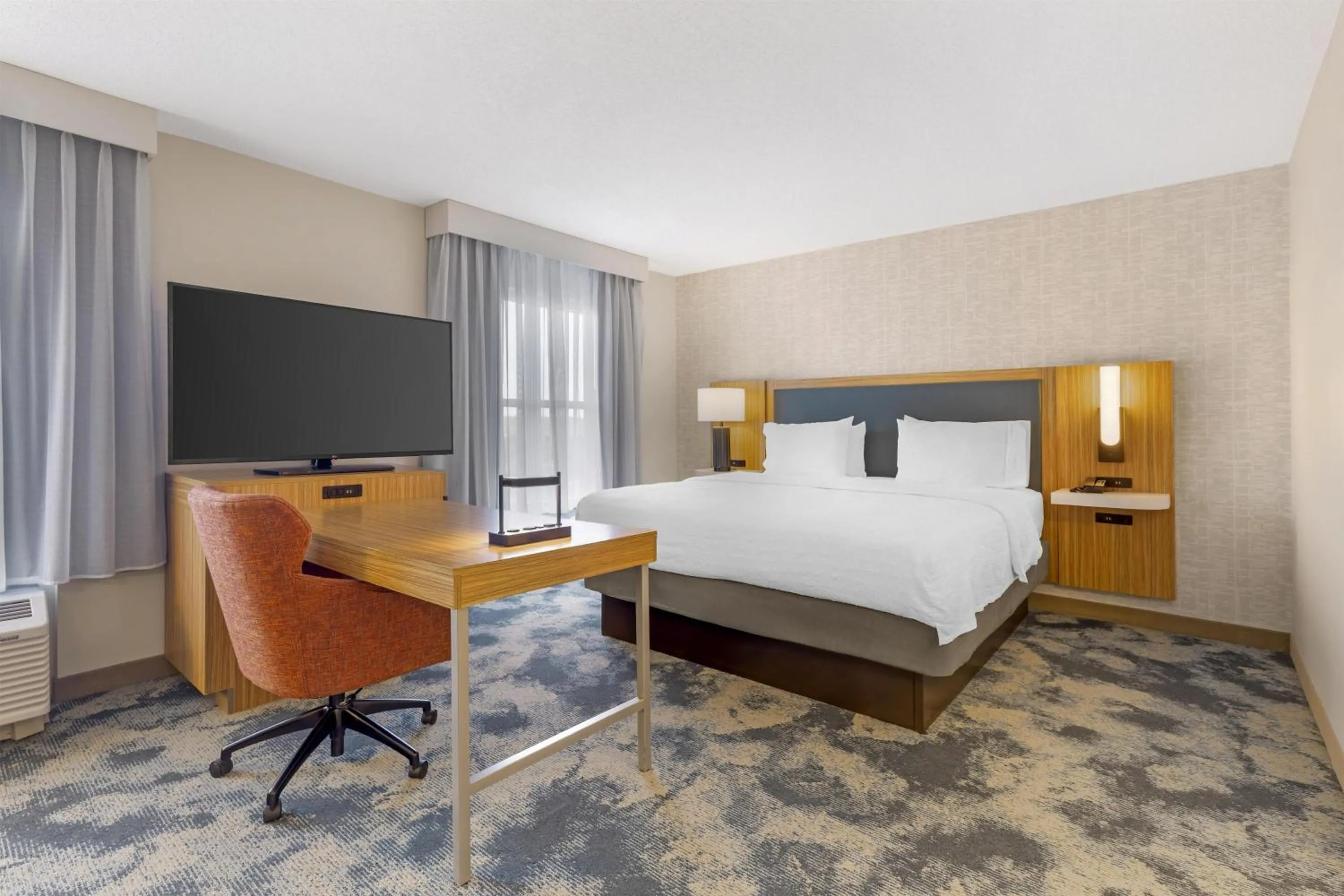 Bedroom, Bed in Hampton Inn & Suites by Hilton Plymouth