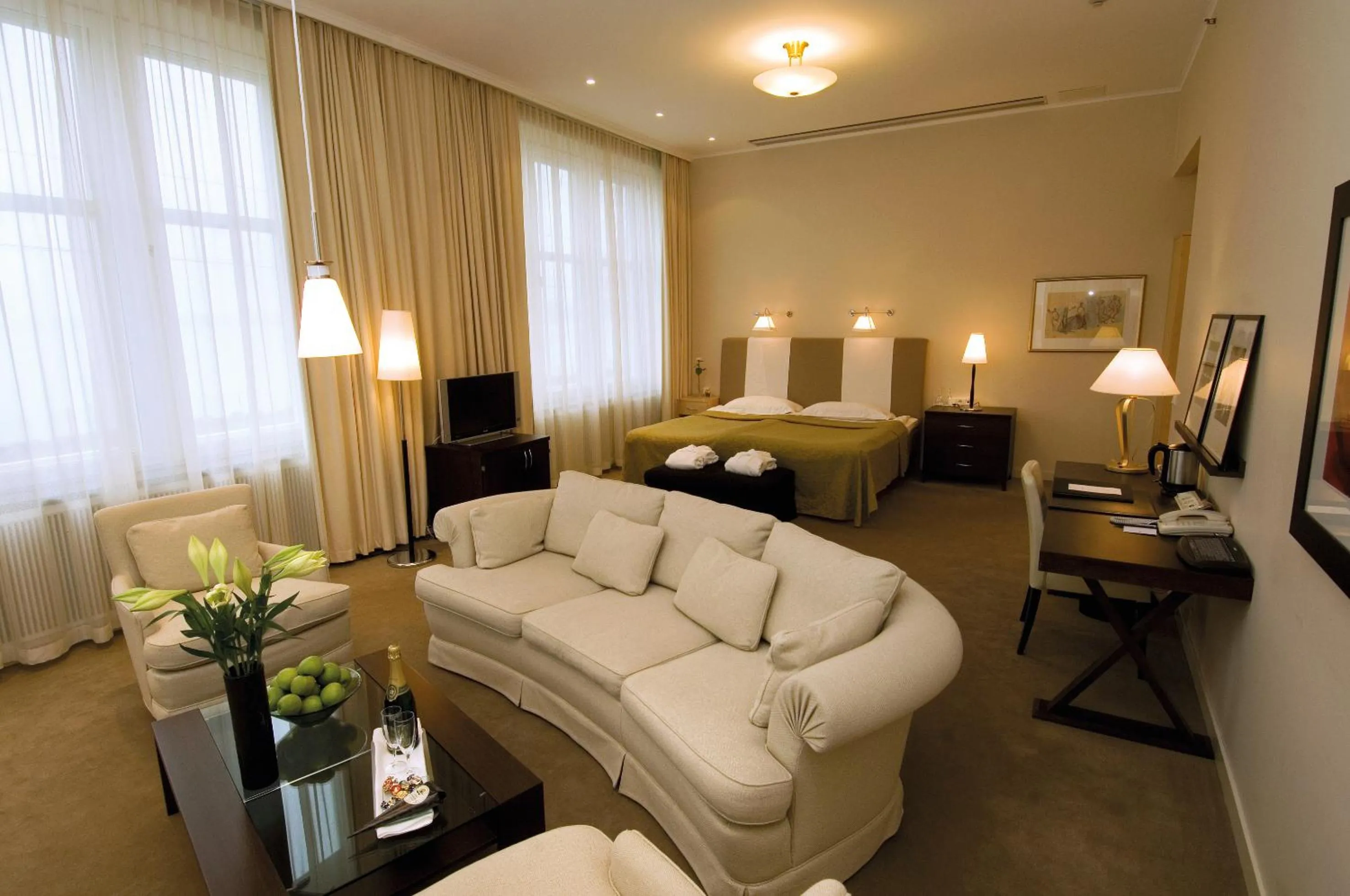 Living room, Bed in Elite Stora Hotellet