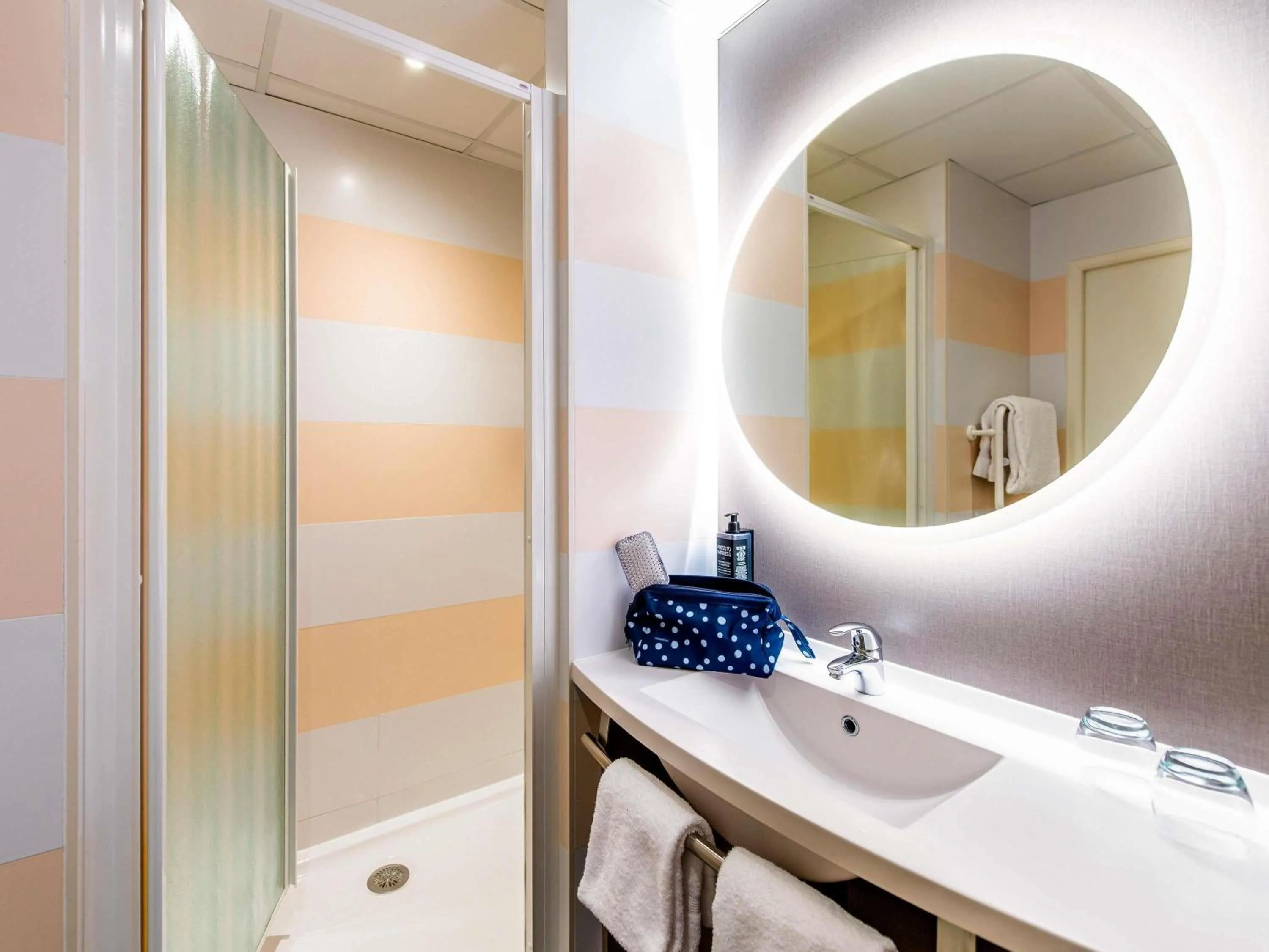 Bedroom in ibis Styles Rennes Cesson