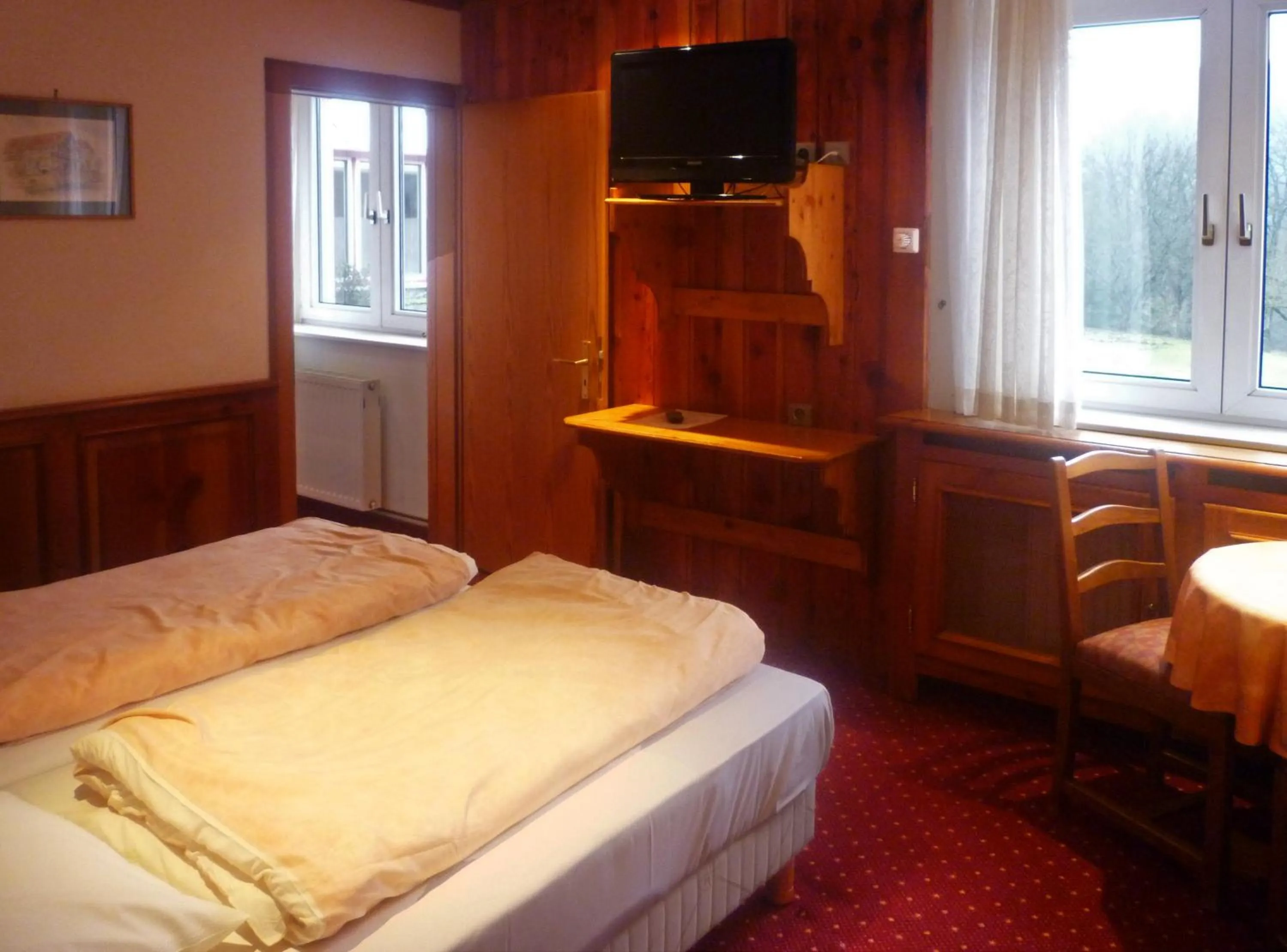 Bedroom, Bed in Logis Hôtel-Restaurant Auberge d'Imsthal