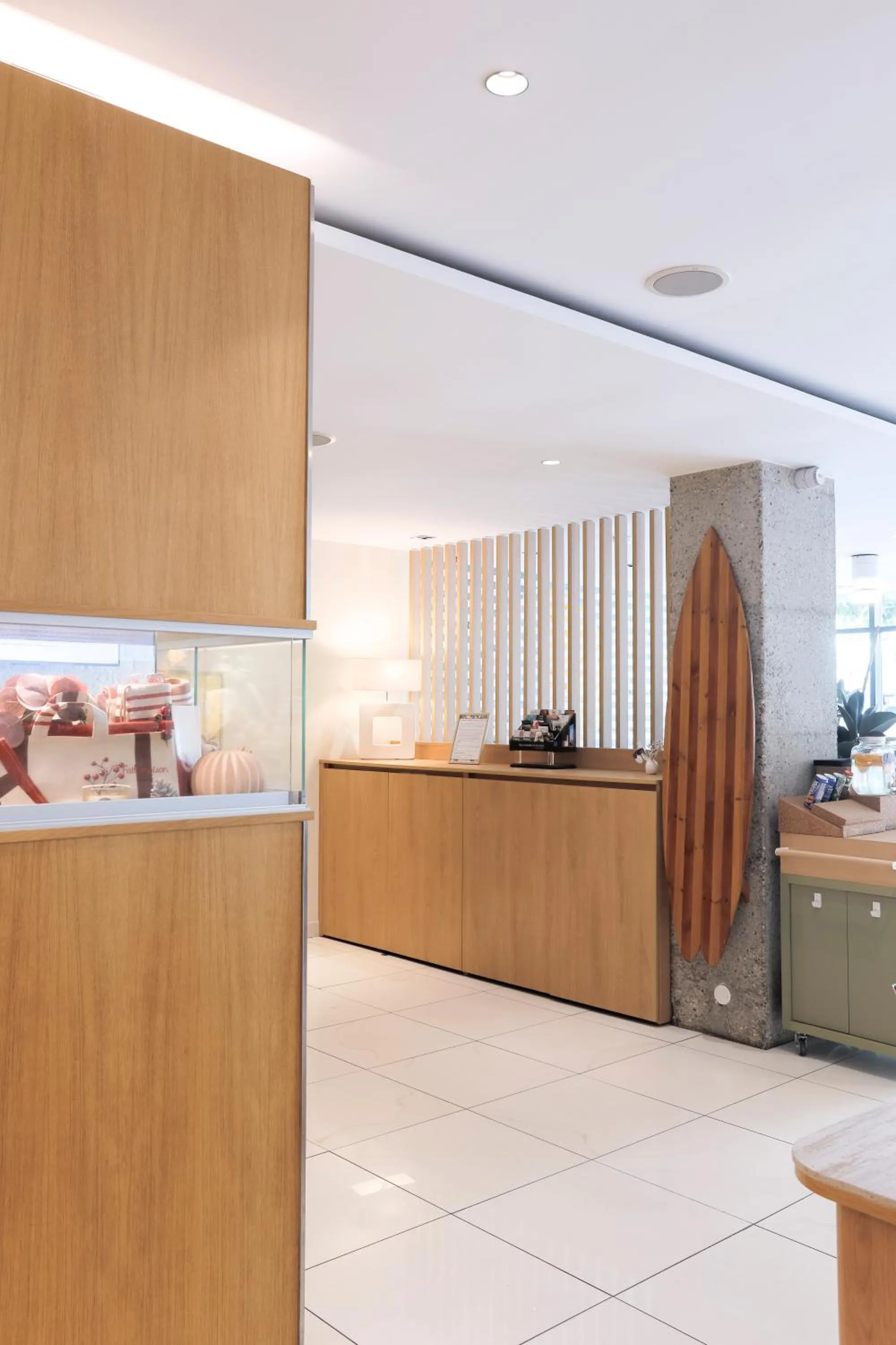 Lobby or reception in Mercure Président Biarritz Plage