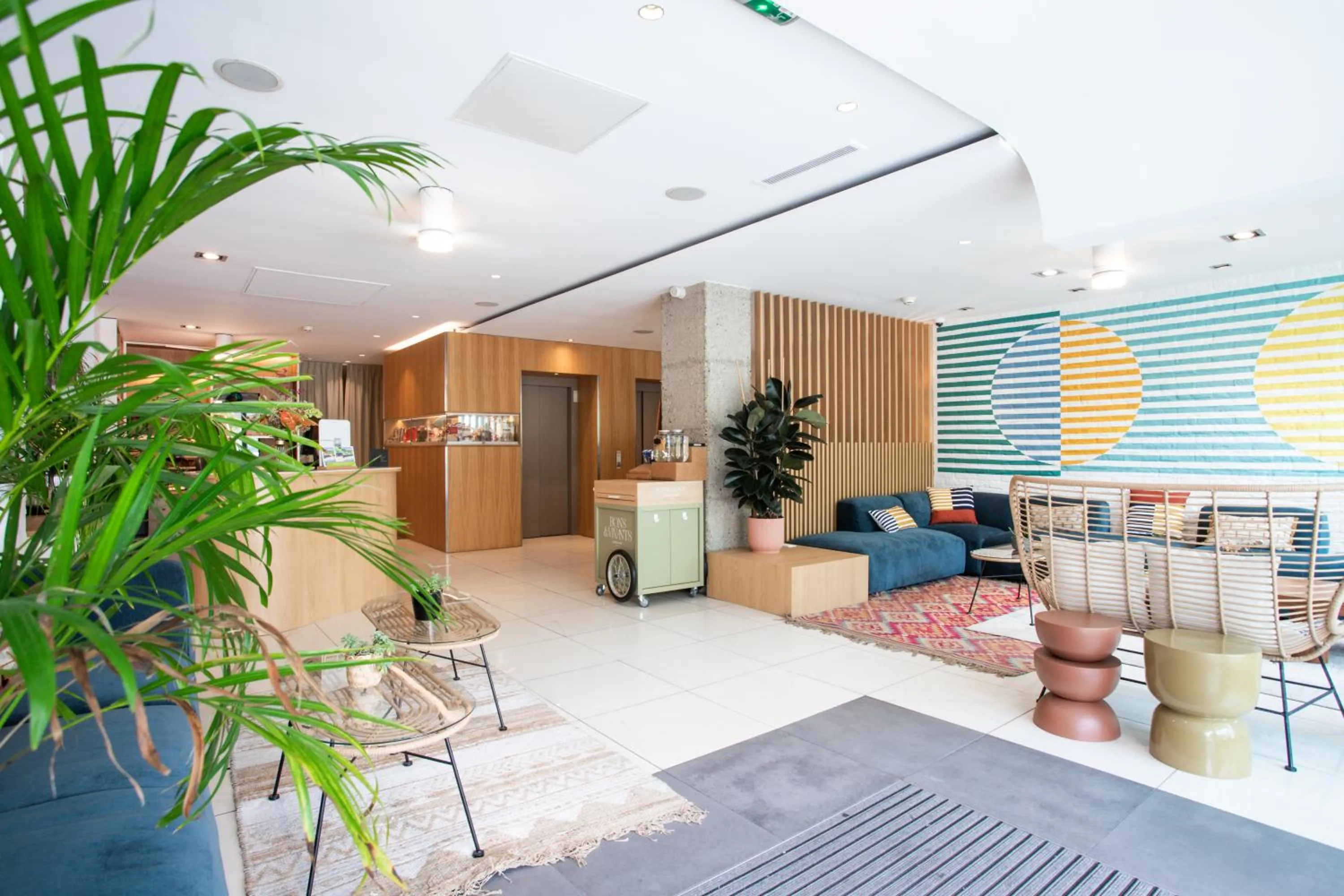 Lobby or reception in Mercure Président Biarritz Plage