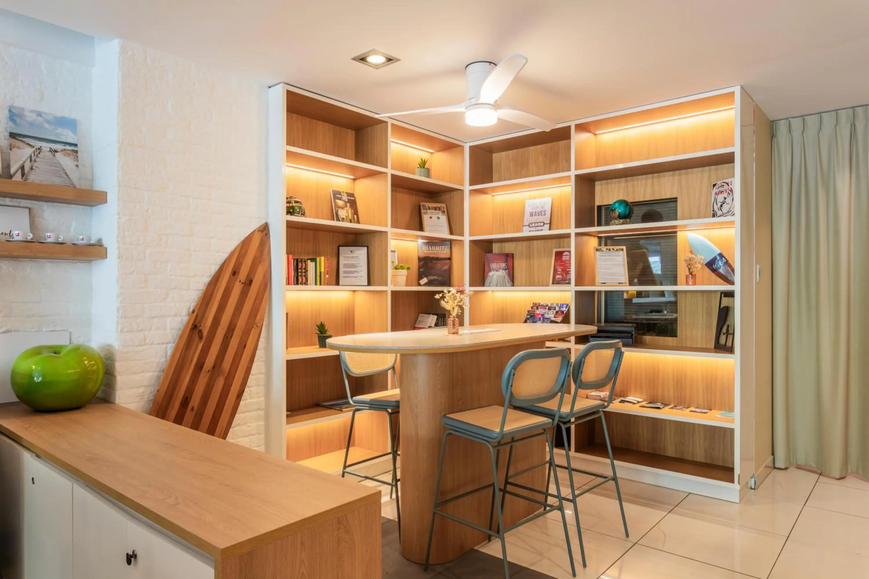 Lobby or reception in Mercure Président Biarritz Plage