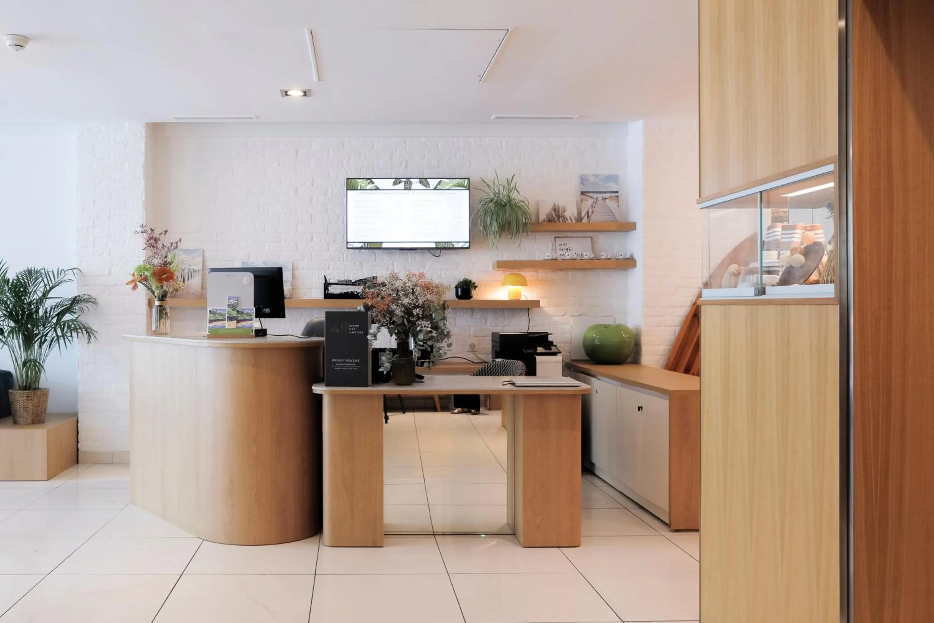 Lobby or reception in Mercure Président Biarritz Plage