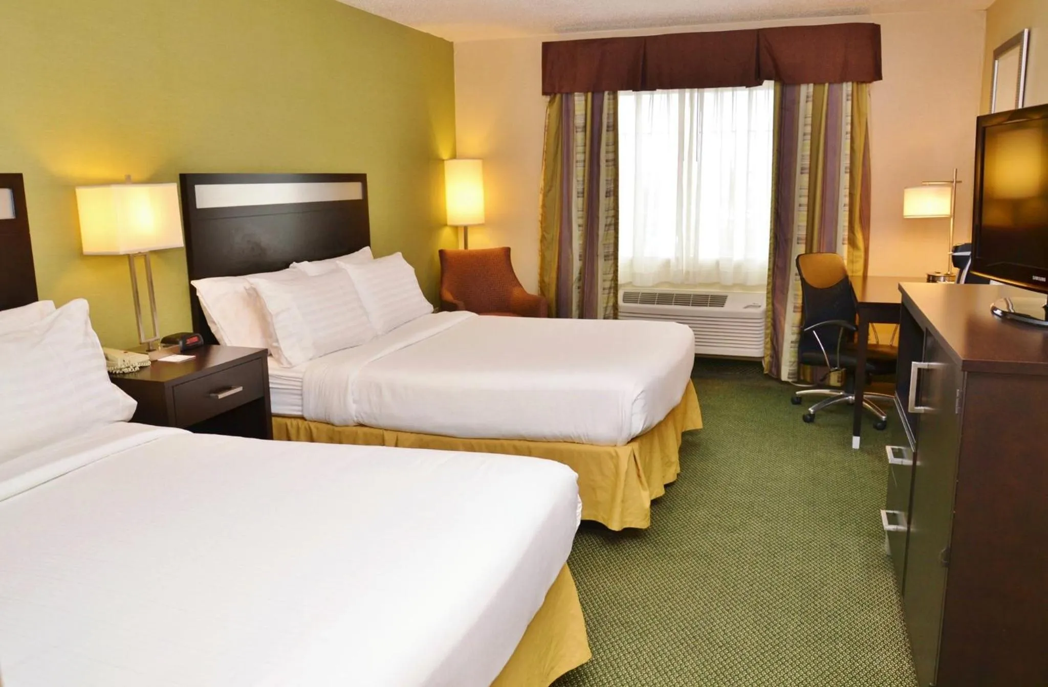 Photo of the whole room, Bed in Holiday Inn Express Hotel & Suites Center Township by IHG