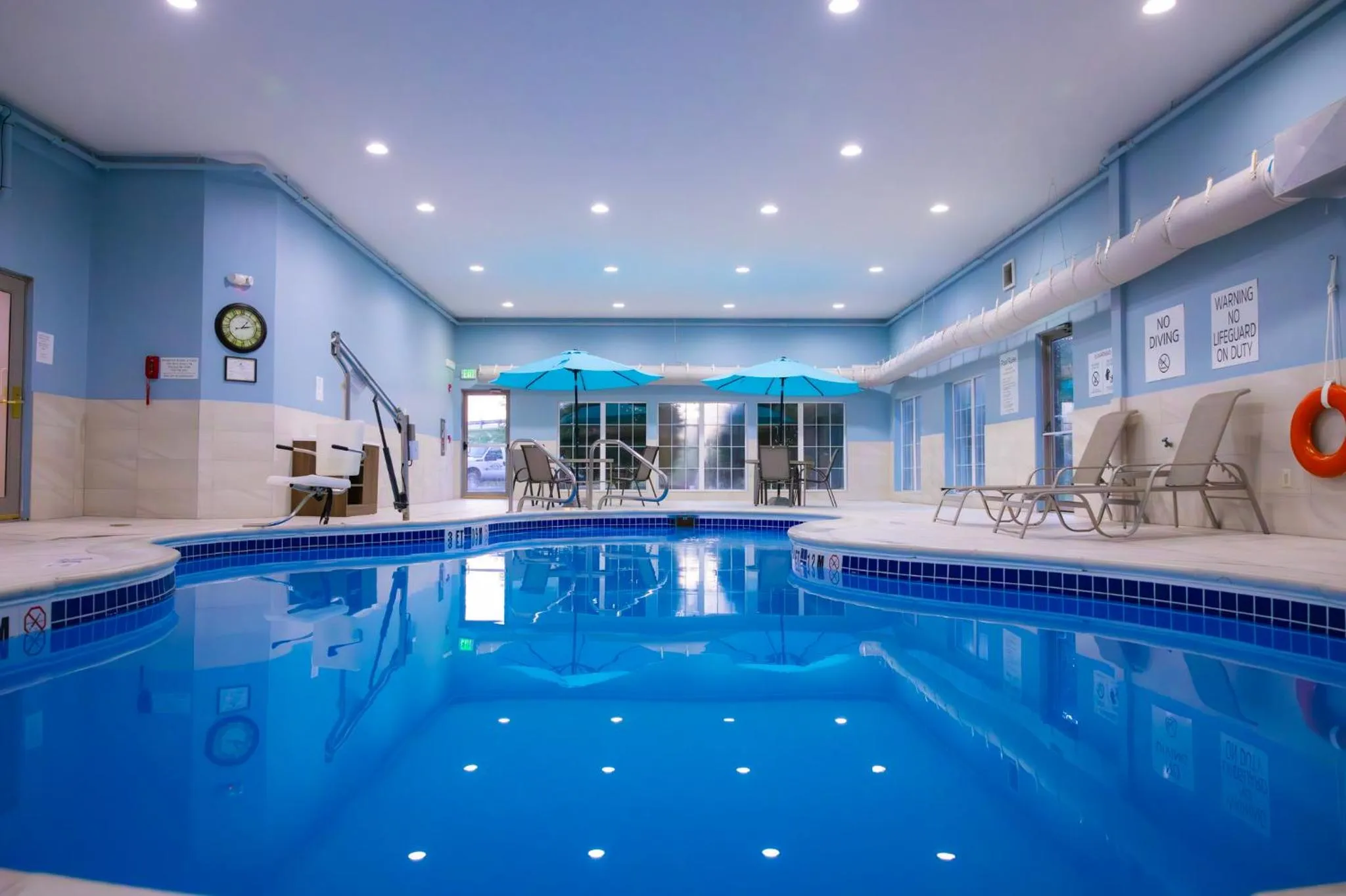 Swimming pool in Holiday Inn Express Hotel & Suites Center Township by IHG