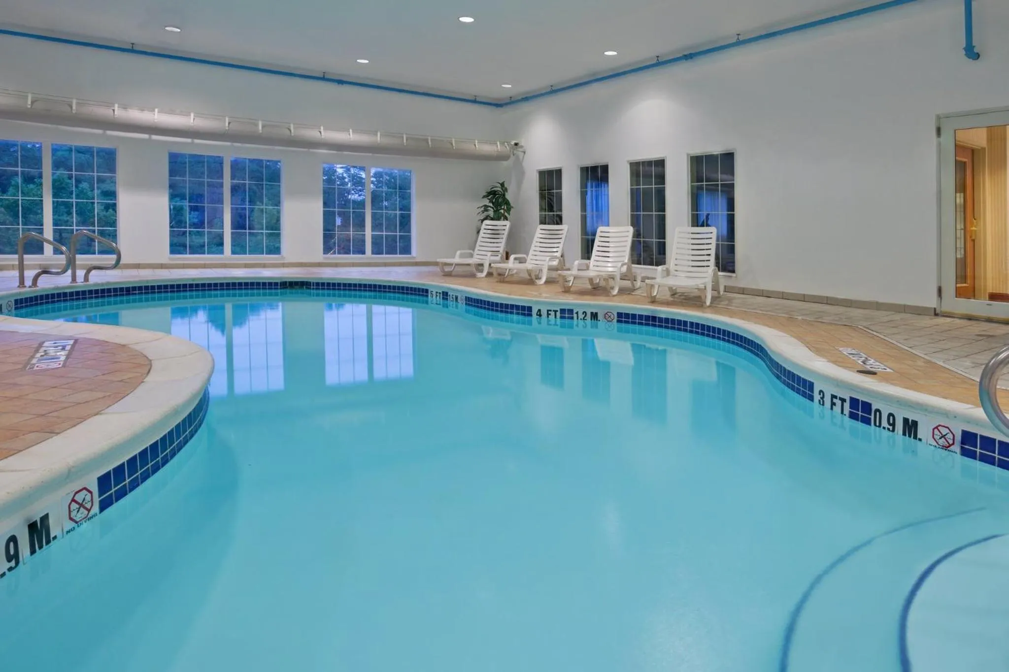 Swimming pool in Holiday Inn Express Hotel & Suites Center Township by IHG