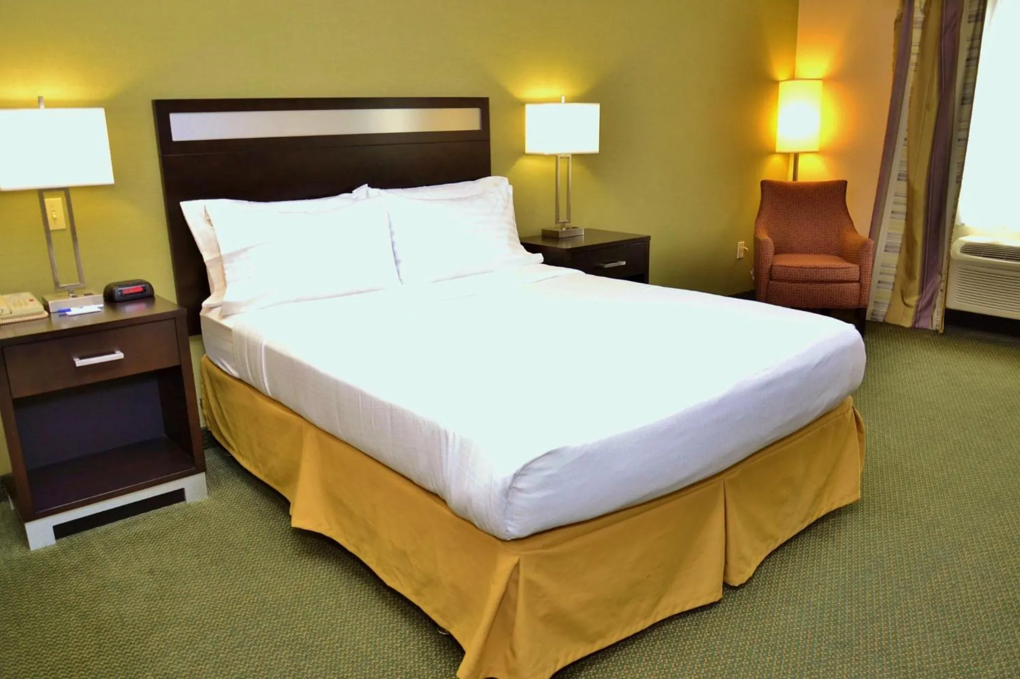Photo of the whole room, Bed in Holiday Inn Express Hotel & Suites Center Township by IHG