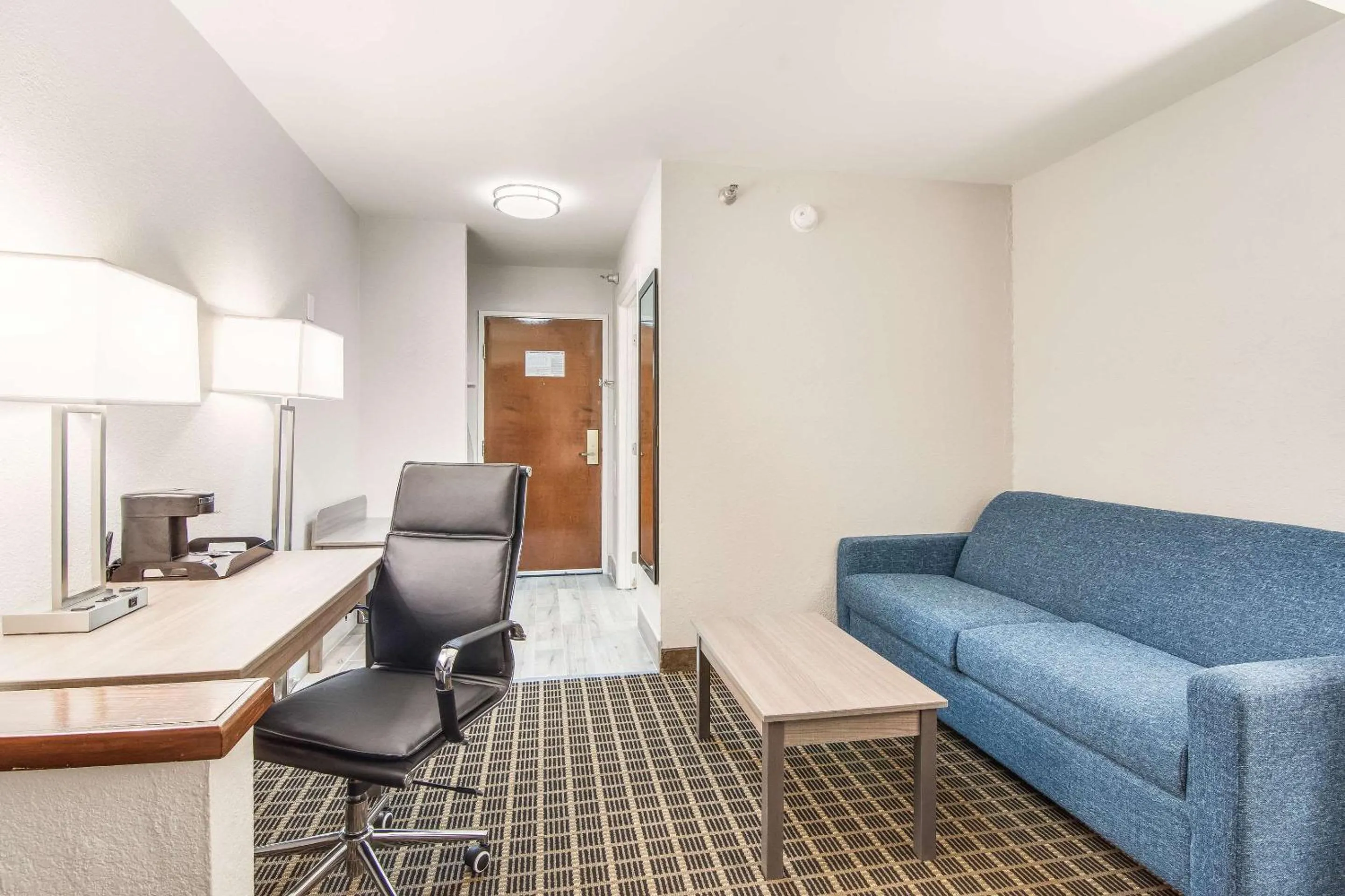 Photo of the whole room in Clarion Pointe South Boston - Danville East