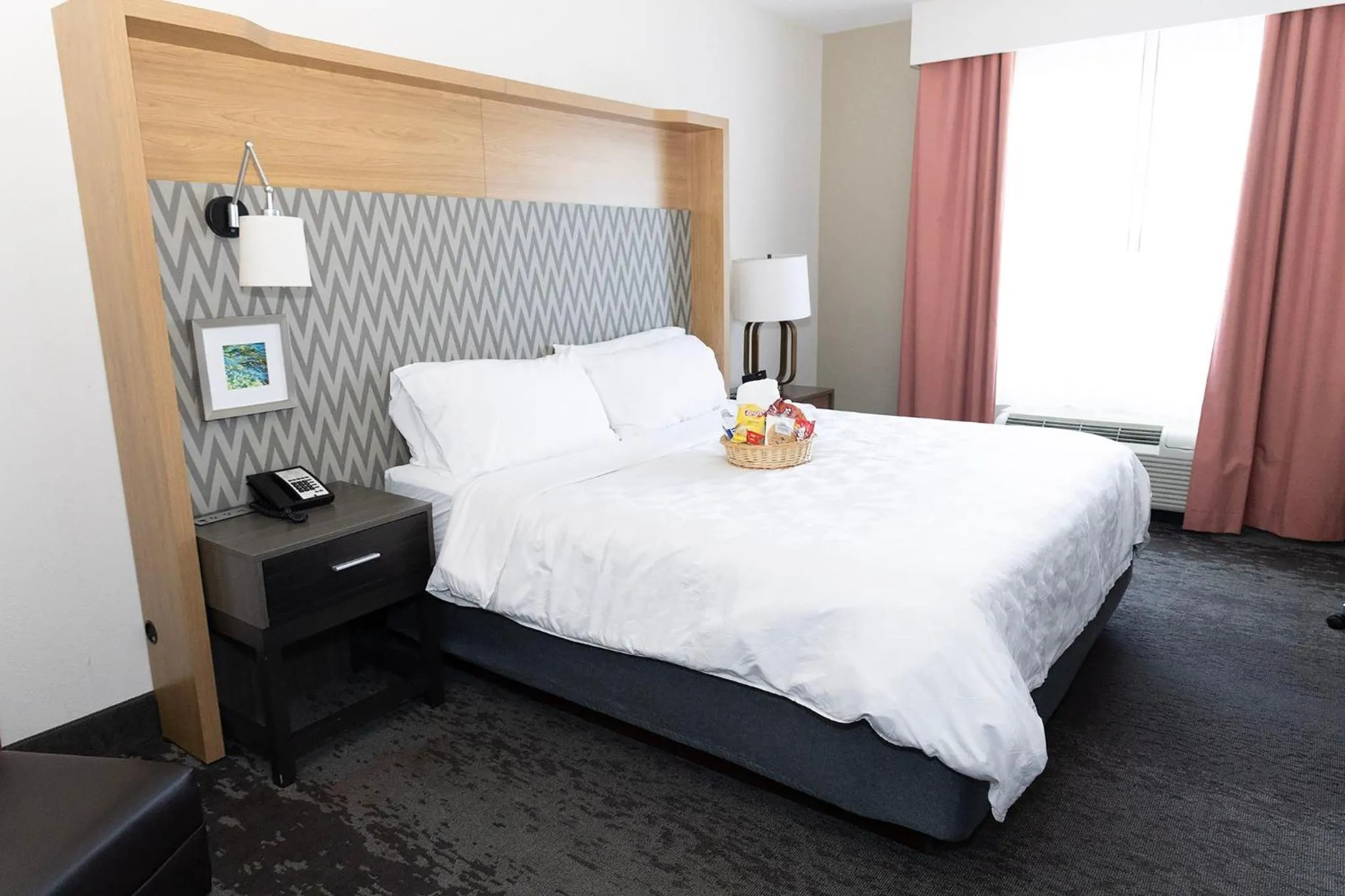 Photo of the whole room, Bed in Holiday Inn Hotel & Suites Memphis-Wolfchase Galleria by IHG