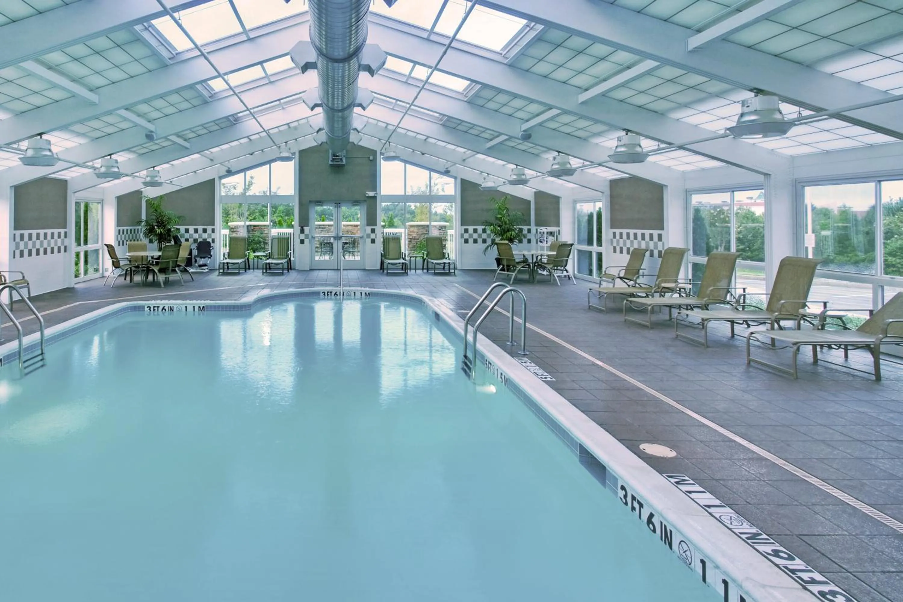 Swimming pool in Holiday Inn Hotel & Suites Memphis-Wolfchase Galleria by IHG