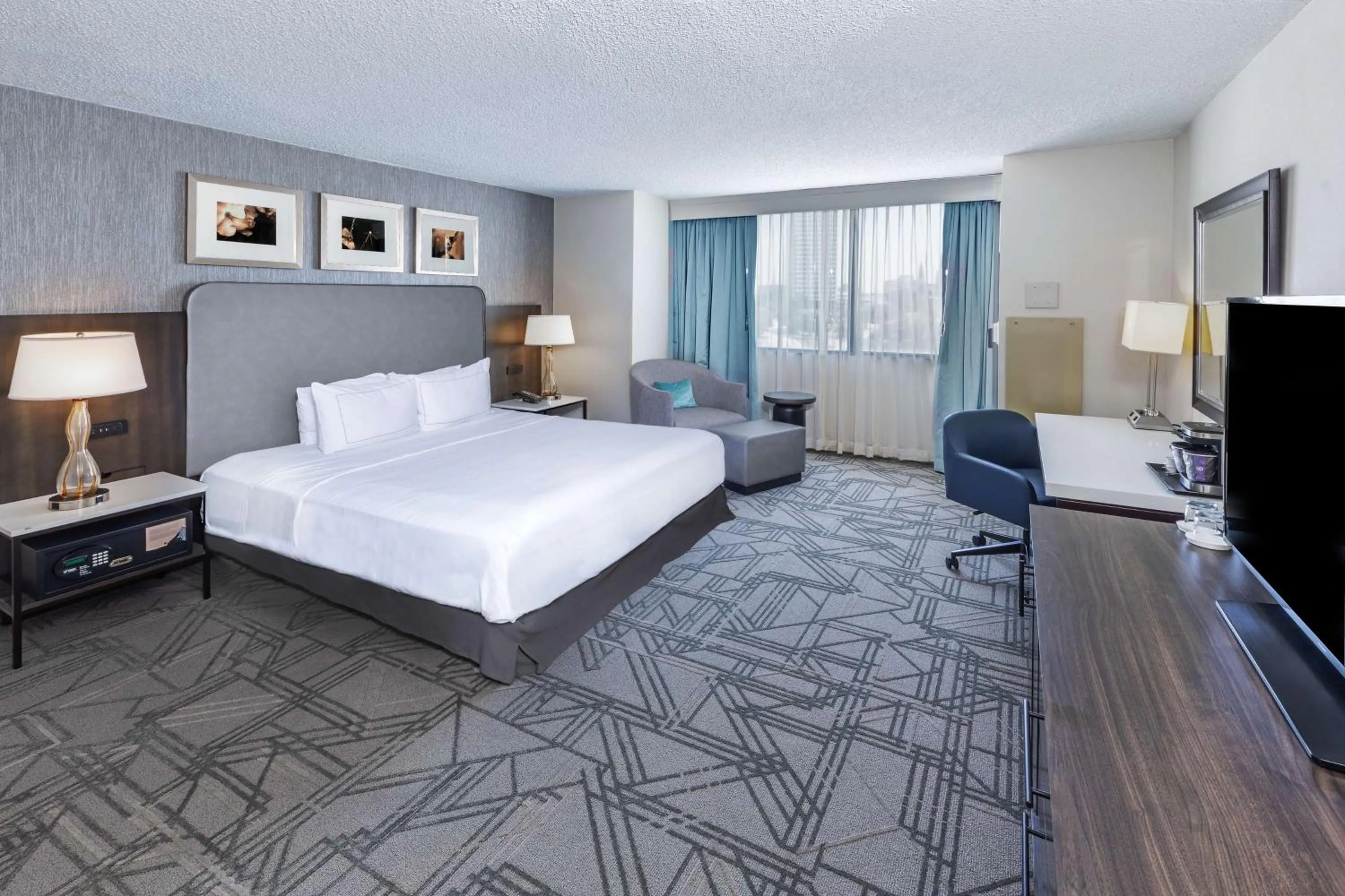 Bedroom, Bed in DoubleTree by Hilton Tulsa Downtown