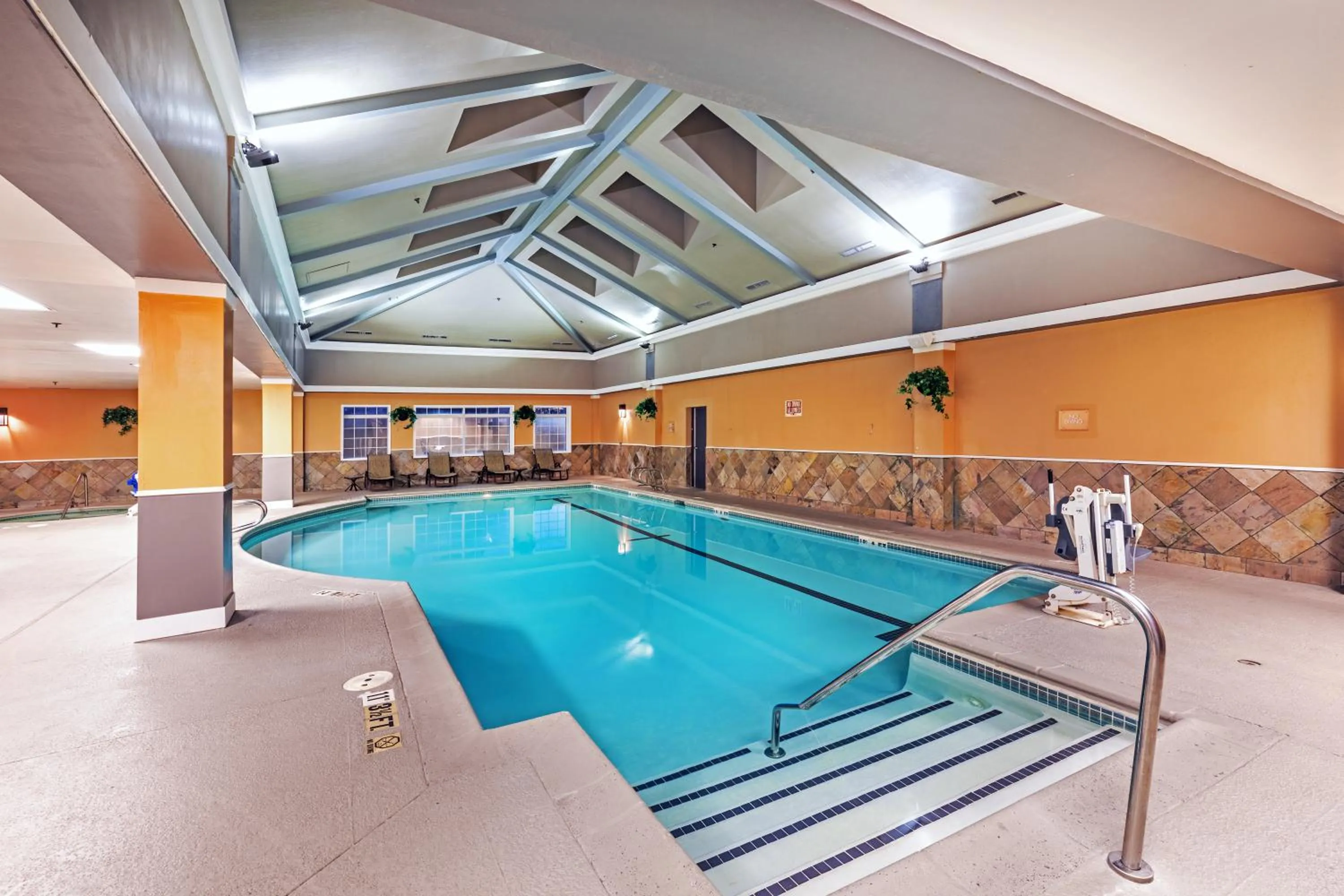 Swimming pool in DoubleTree by Hilton Tulsa Downtown