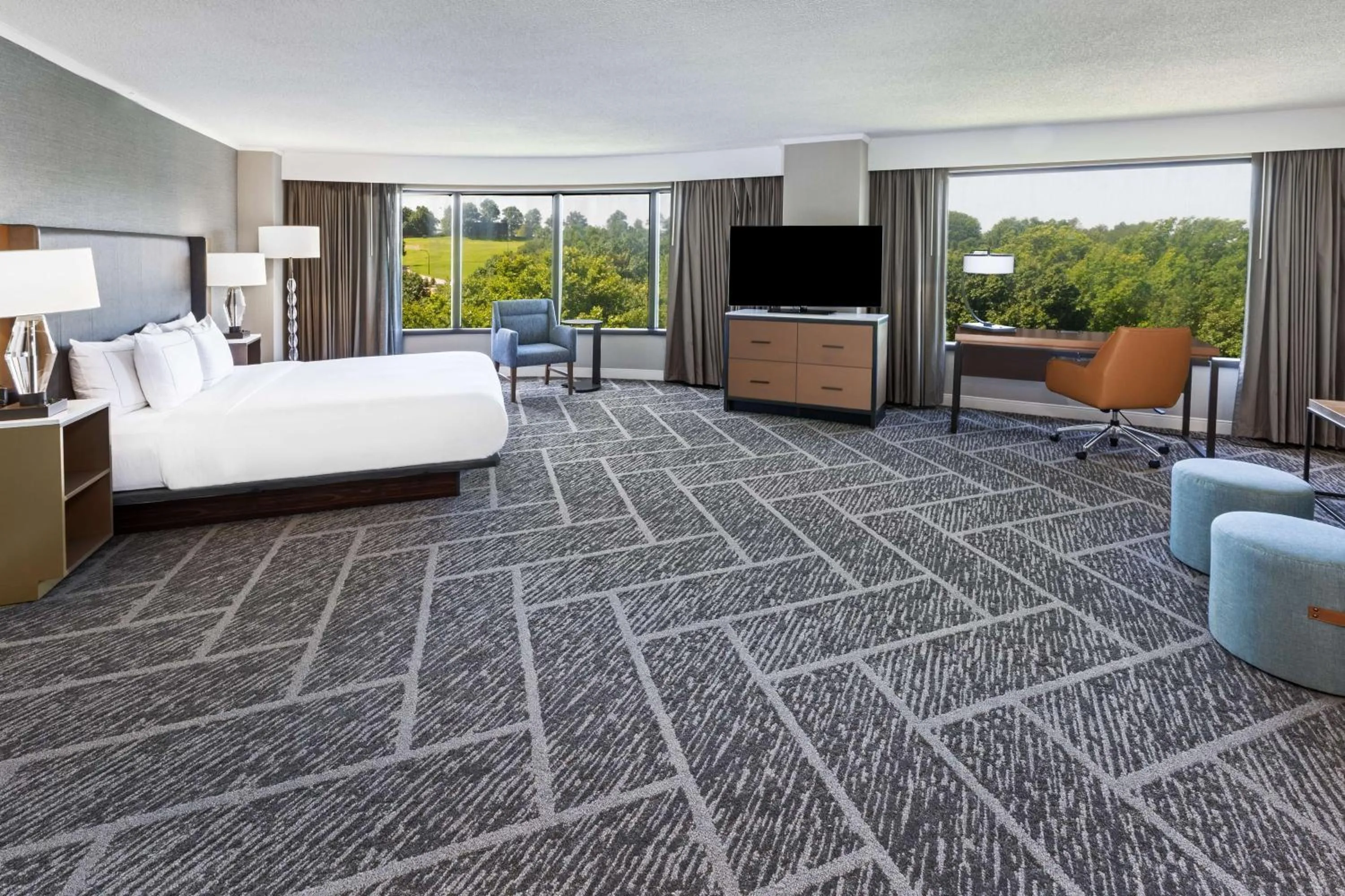 Bedroom, Bed in DoubleTree by Hilton Tulsa - Warren Place