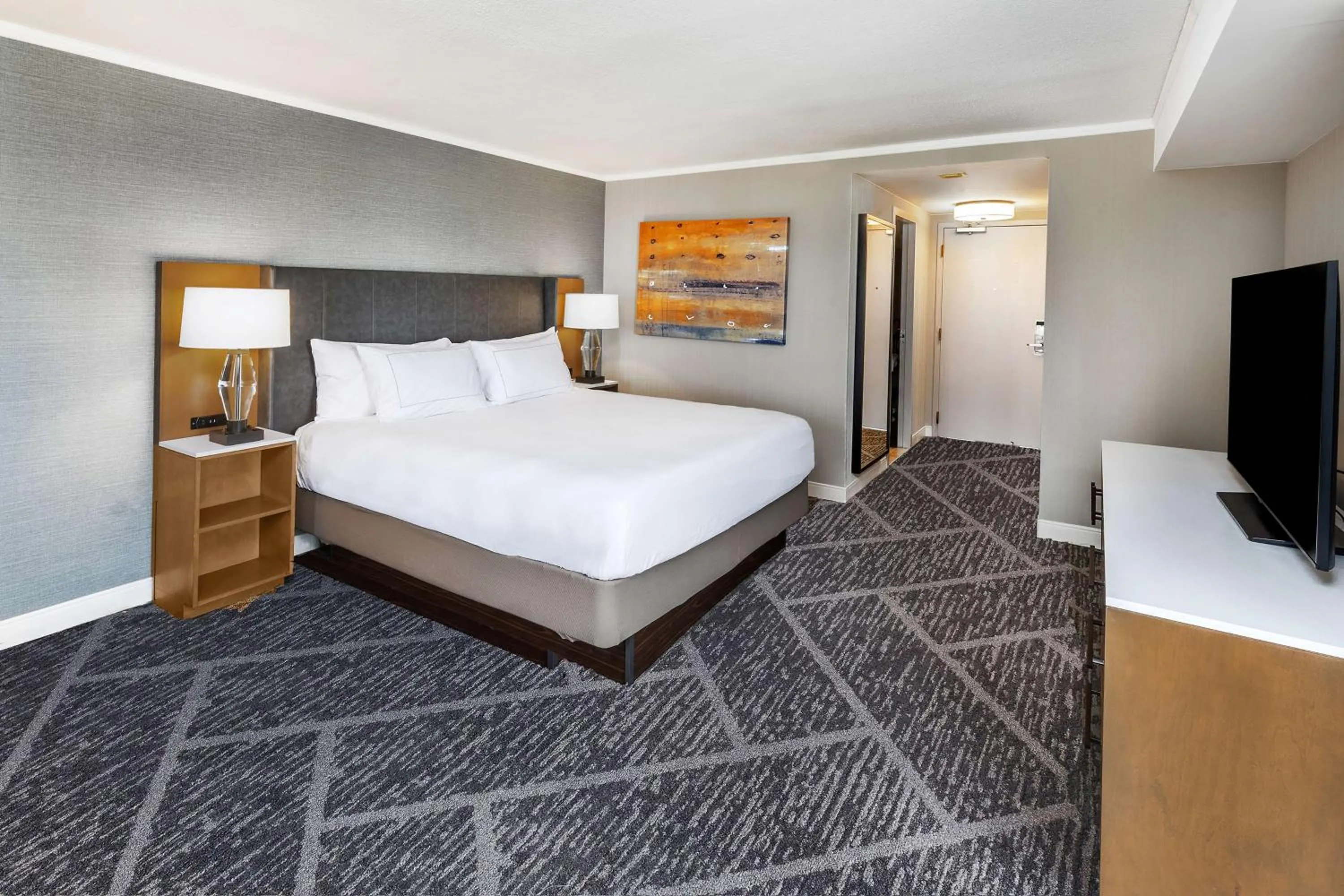 Bedroom, Bed in DoubleTree by Hilton Tulsa - Warren Place