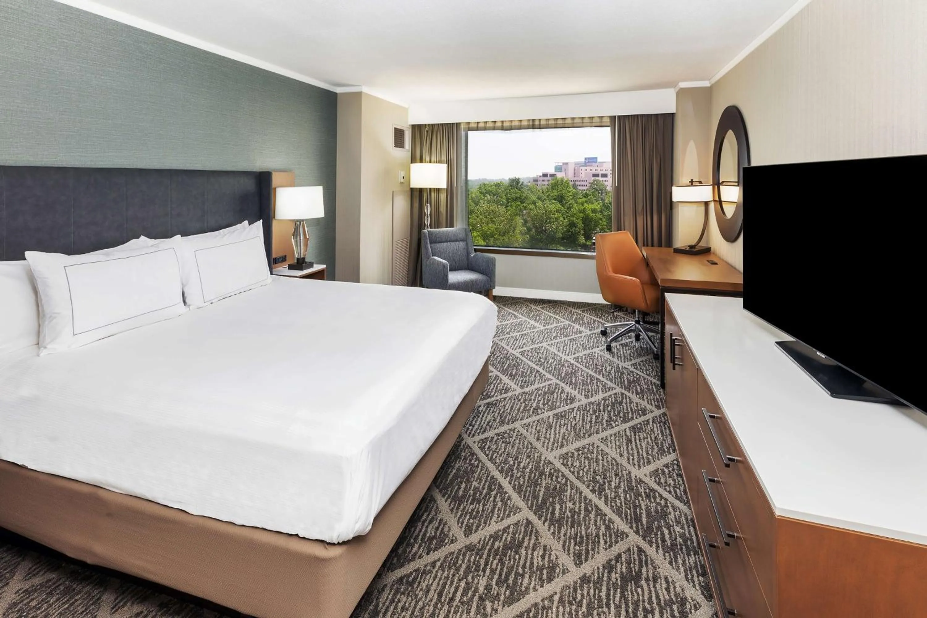 Bedroom, Bed in DoubleTree by Hilton Tulsa - Warren Place