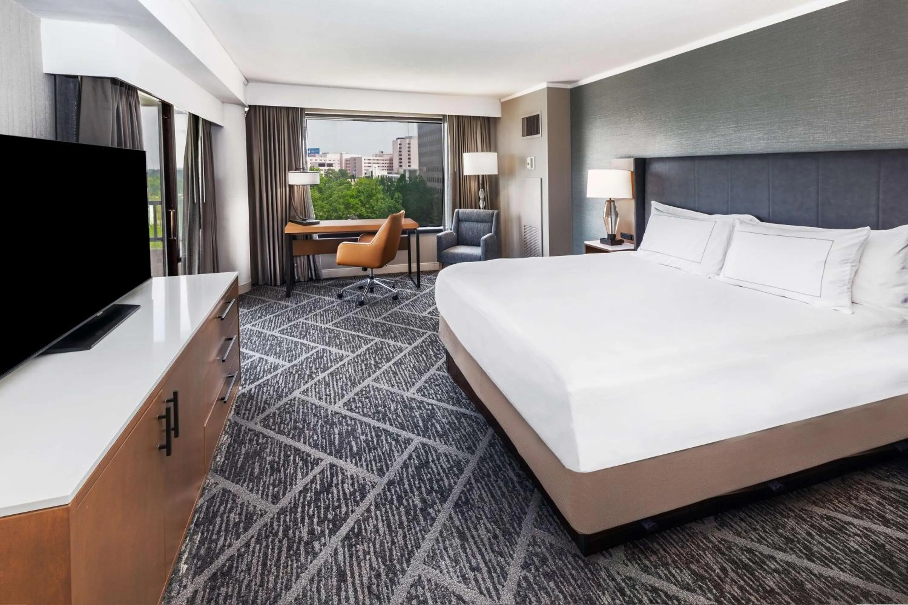 Bedroom, Bed in DoubleTree by Hilton Tulsa - Warren Place