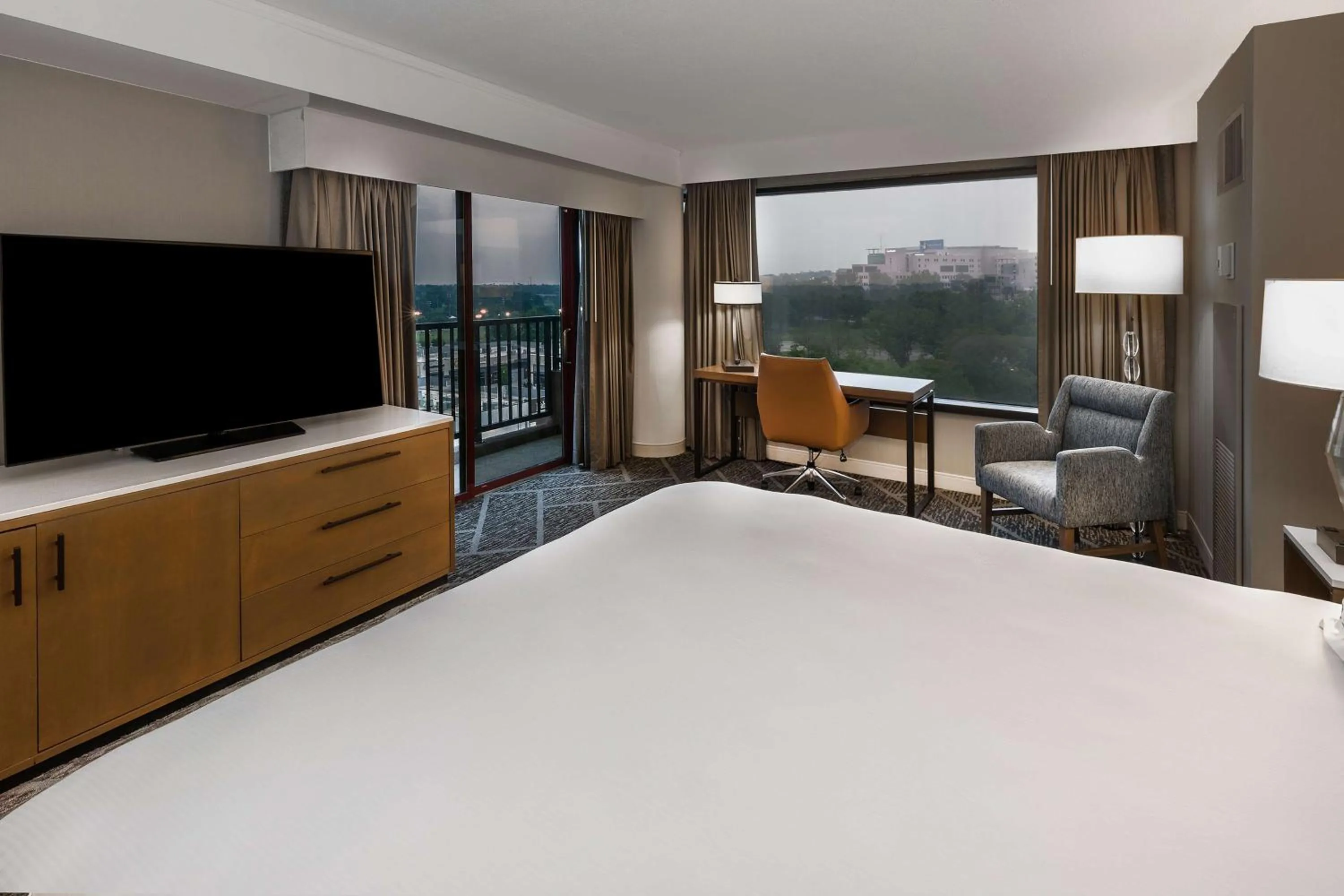 Bedroom, Bed in DoubleTree by Hilton Tulsa - Warren Place