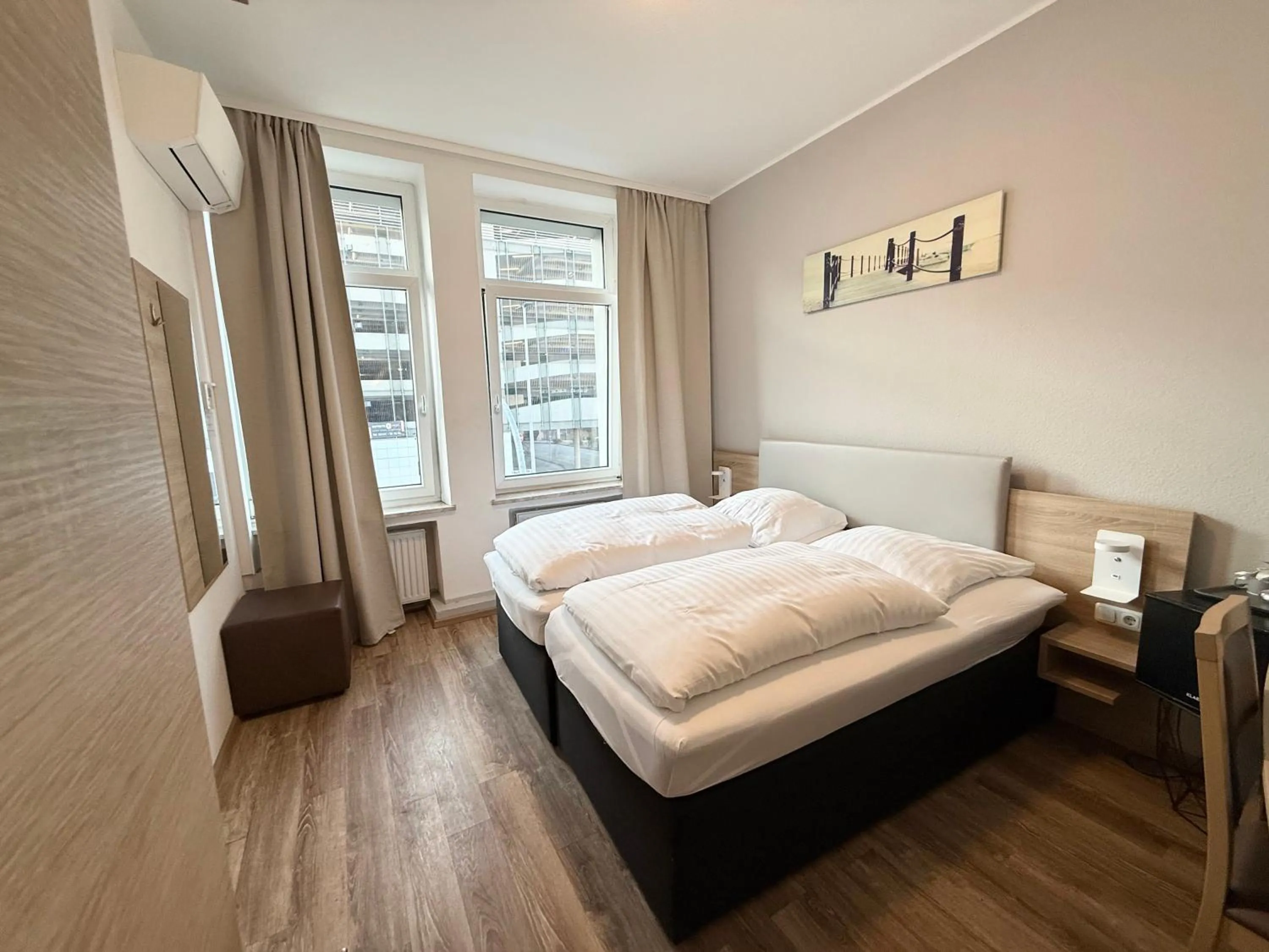 Photo of the whole room, Bed in Central Hotel Duisburg