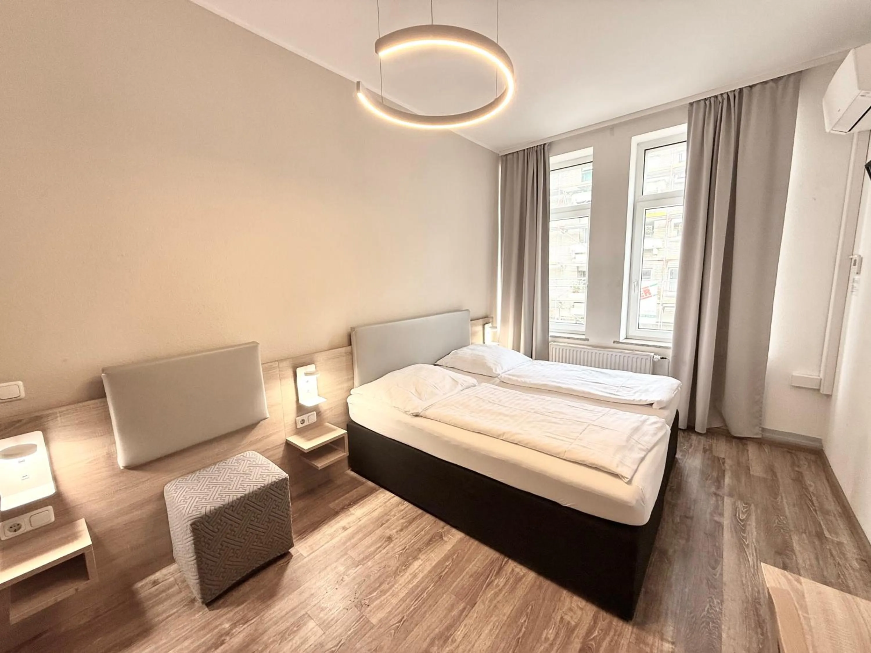 Bed in Central Hotel Duisburg