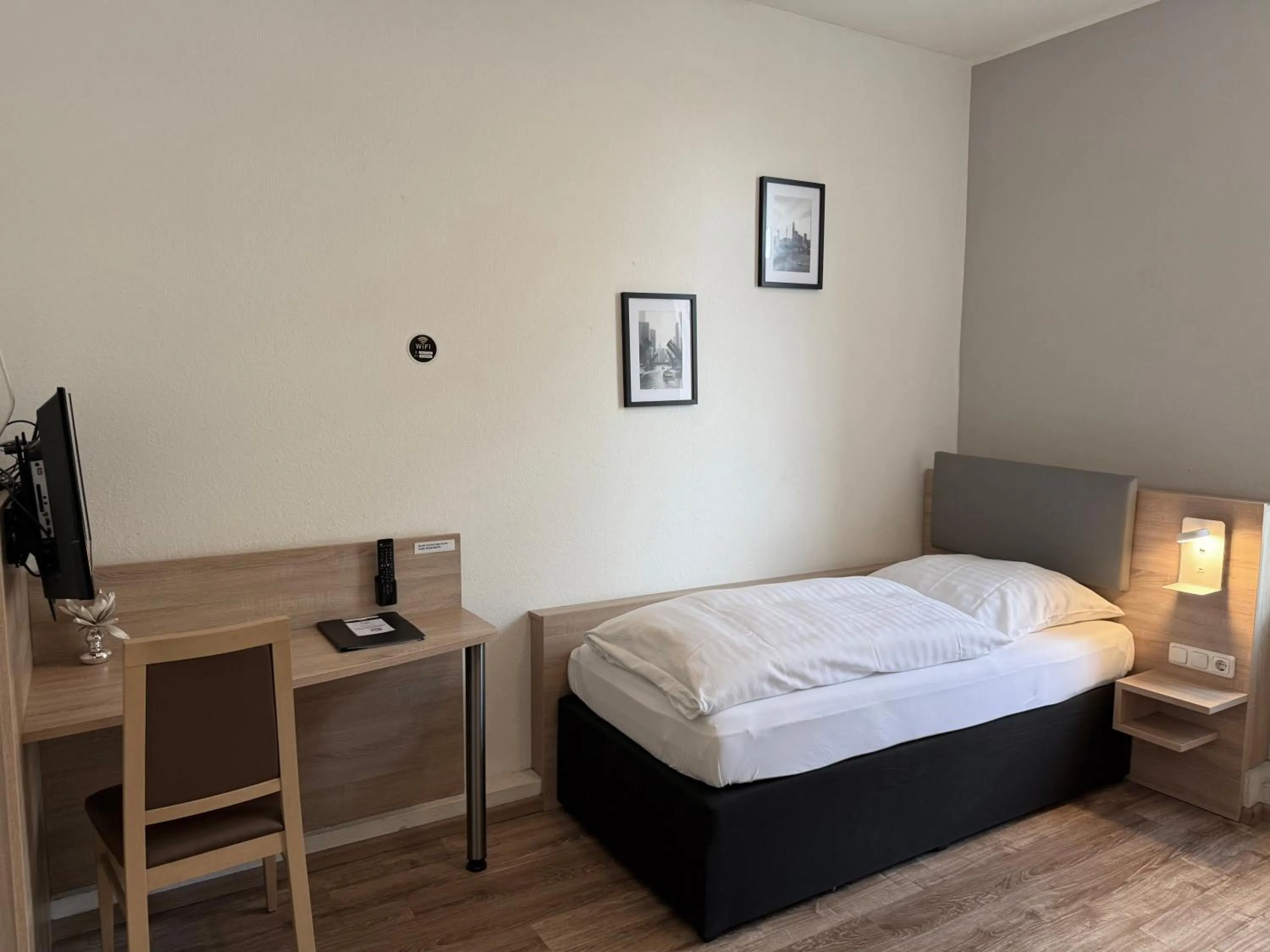 Bed in Central Hotel Duisburg