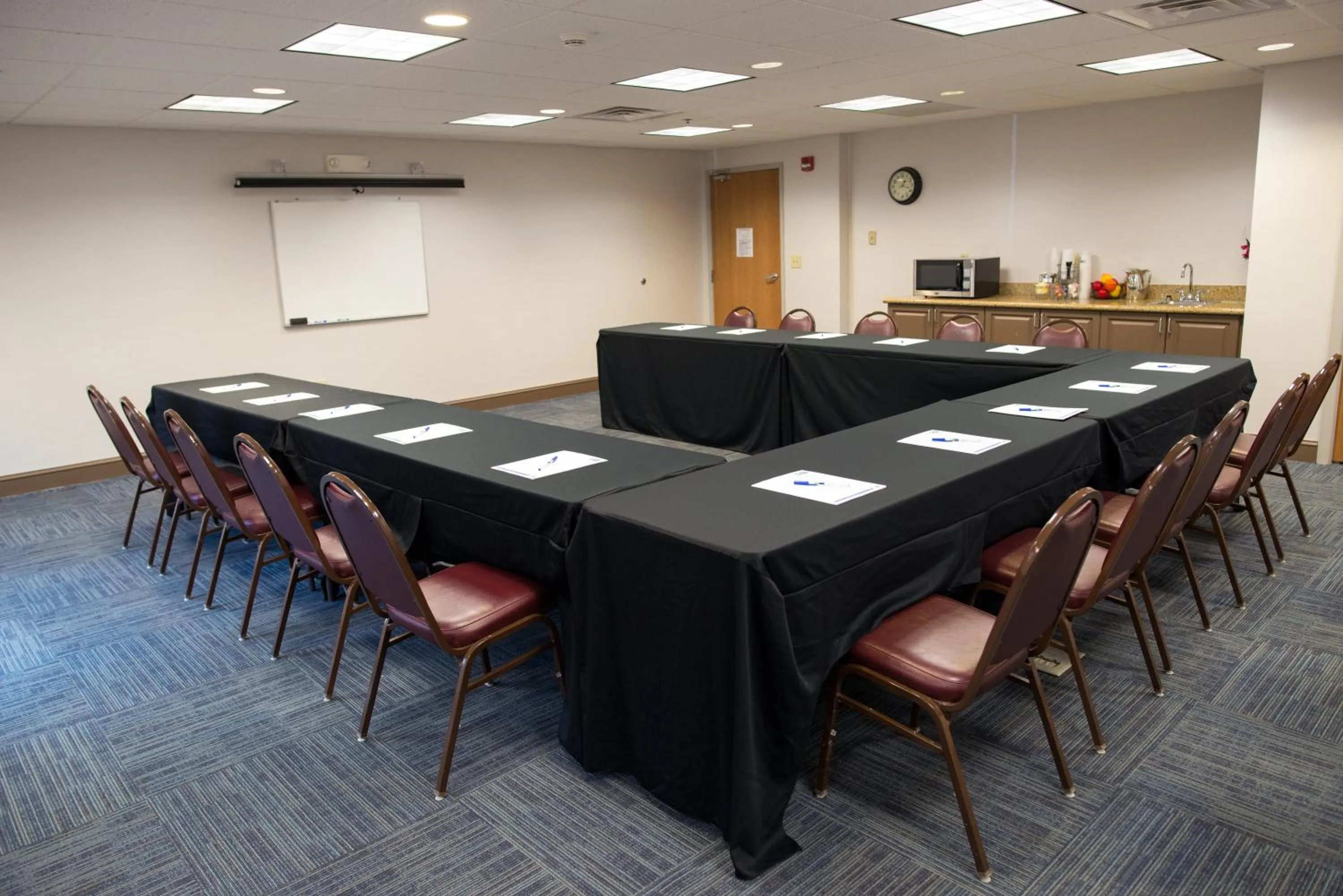 Meeting/conference room in Holiday Inn Express Hotel & Suites Chanhassen by IHG