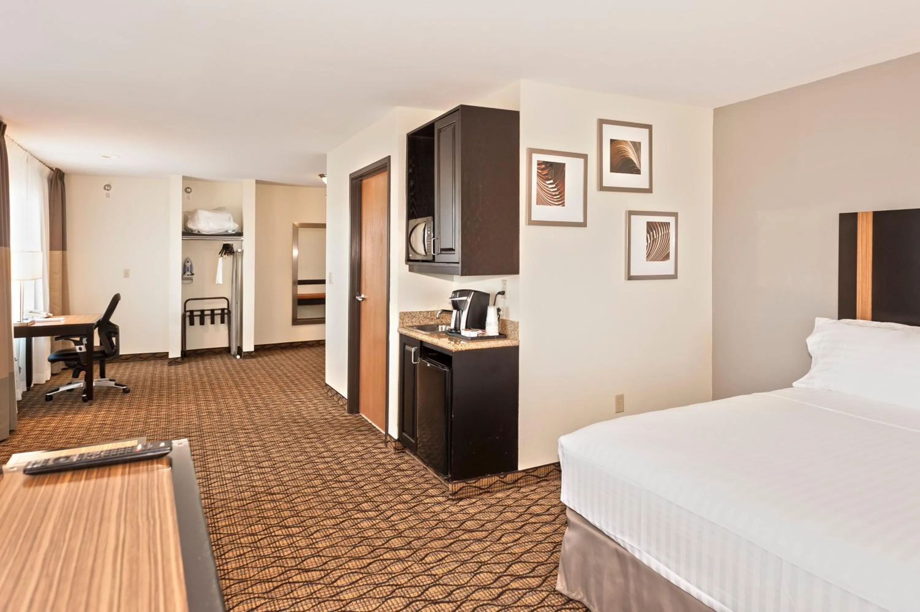 Photo of the whole room, Bed in Holiday Inn Express Hotel & Suites Chanhassen by IHG