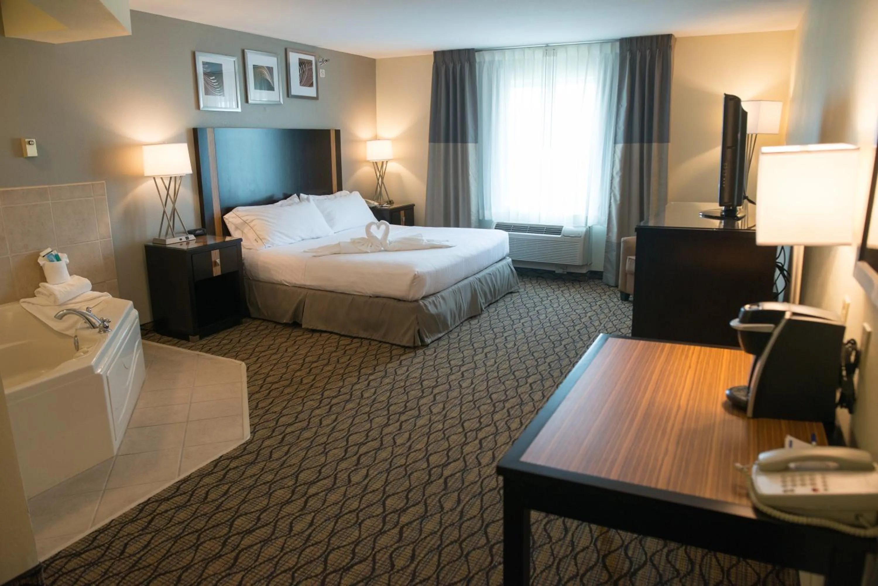 Photo of the whole room, Bed in Holiday Inn Express Hotel & Suites Chanhassen by IHG