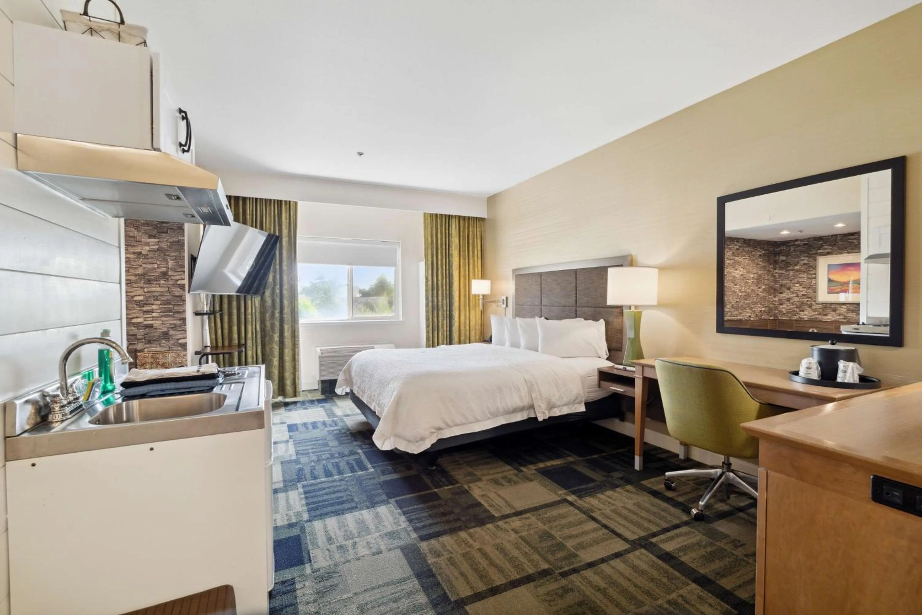 Bedroom, Bed in Sonesta Essential Vacaville Napa Valley