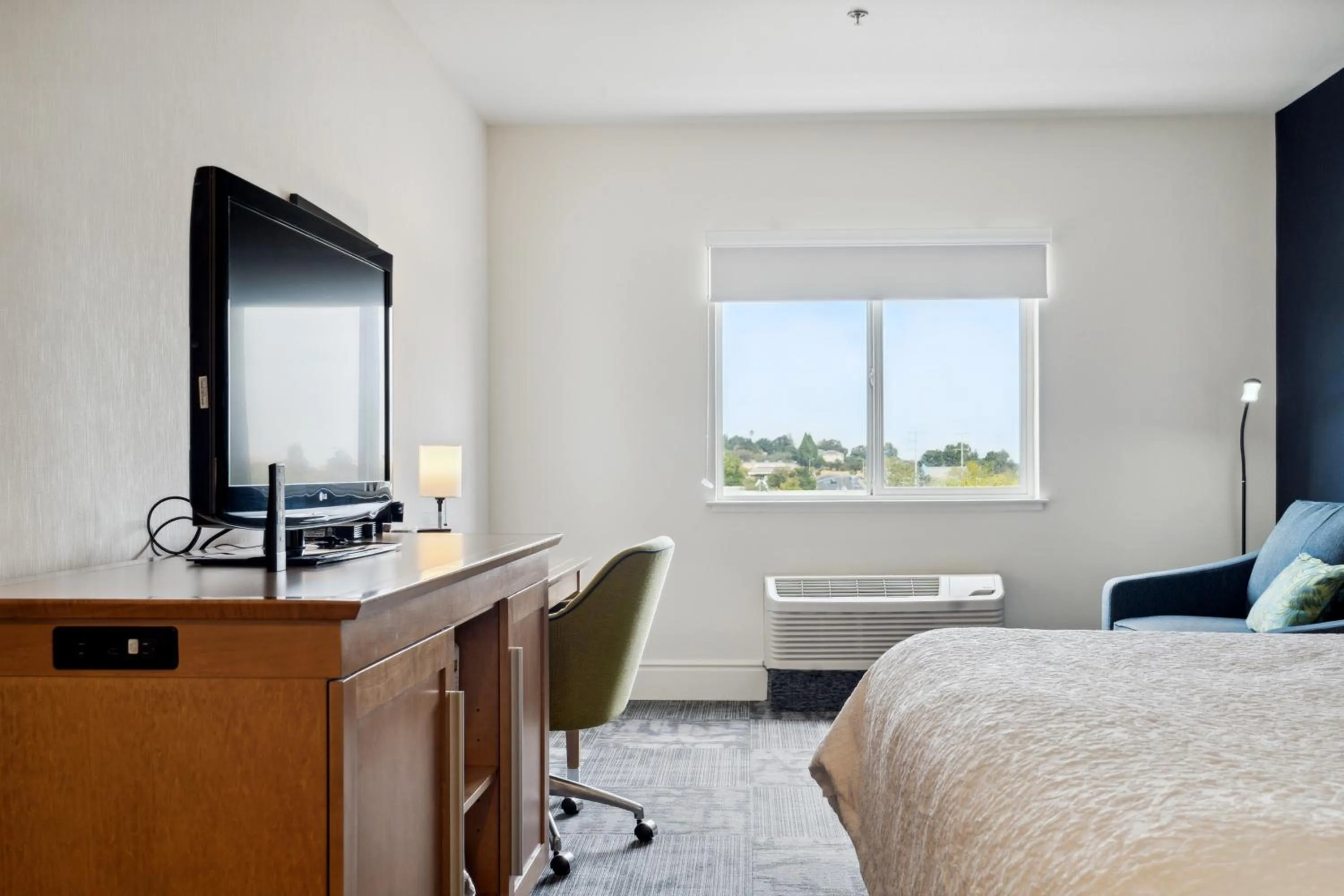 TV and multimedia, Bed in Sonesta Essential Vacaville Napa Valley