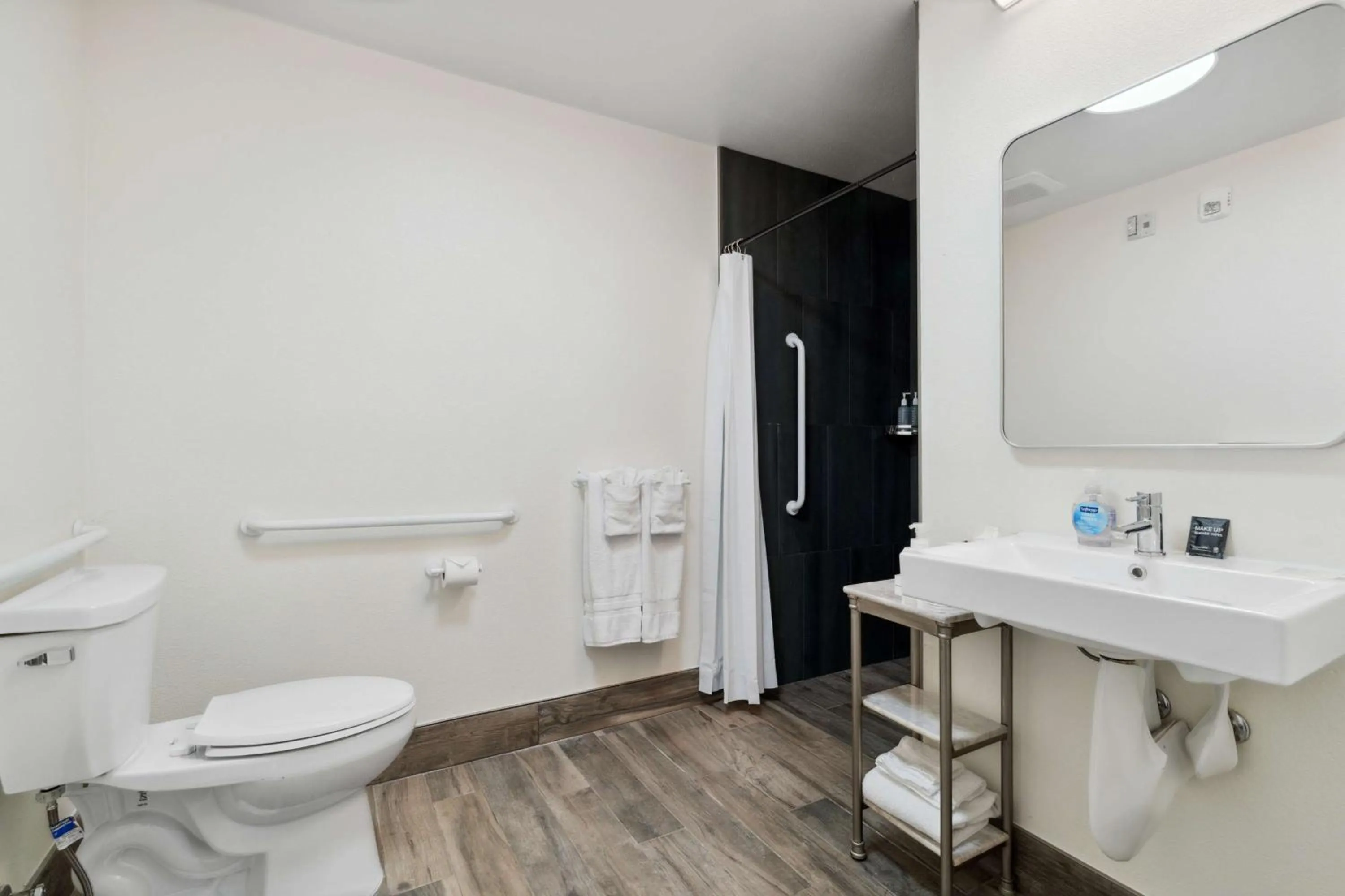 Bathroom in Sonesta Essential Vacaville Napa Valley