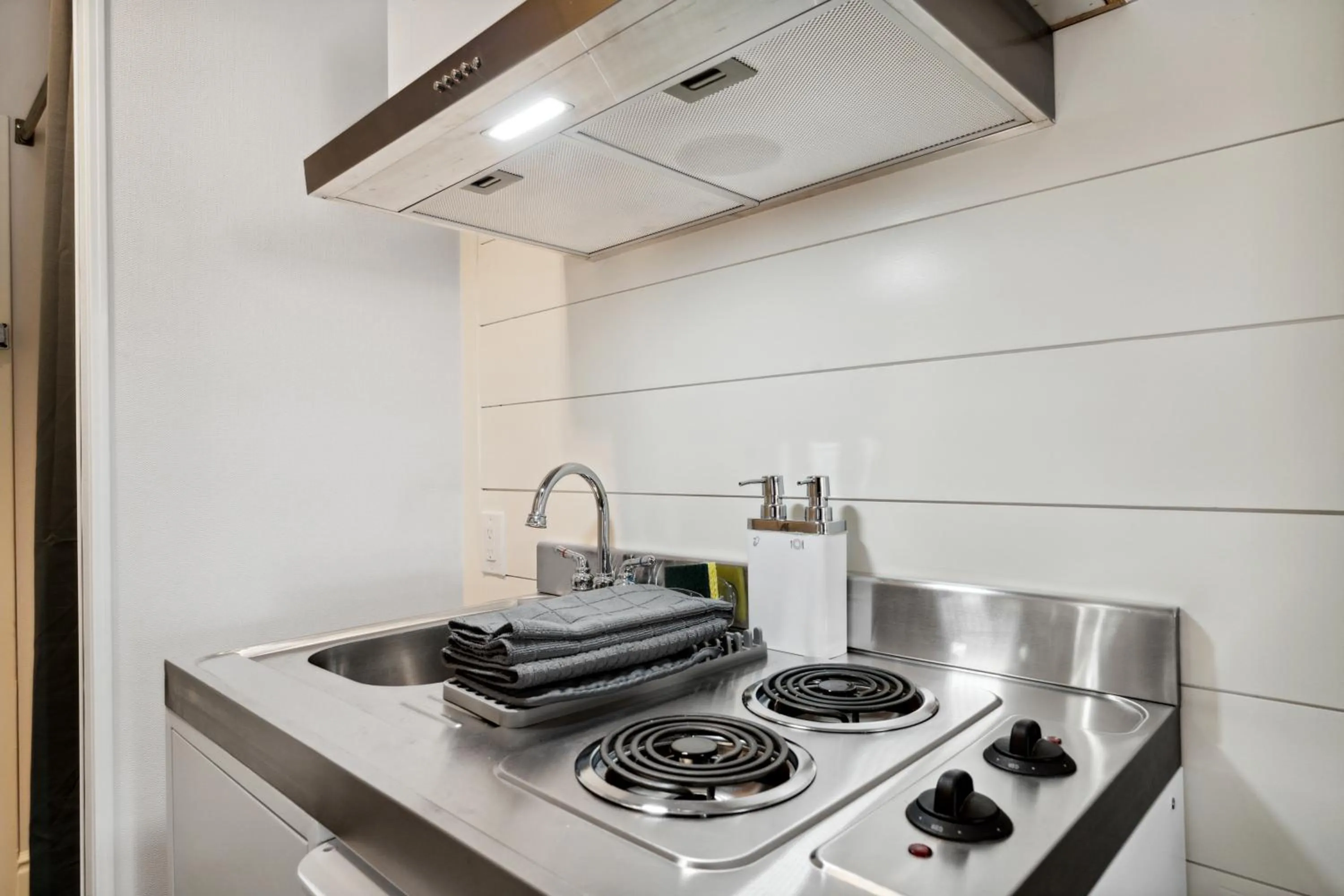 Kitchen or kitchenette in Sonesta Essential Vacaville Napa Valley