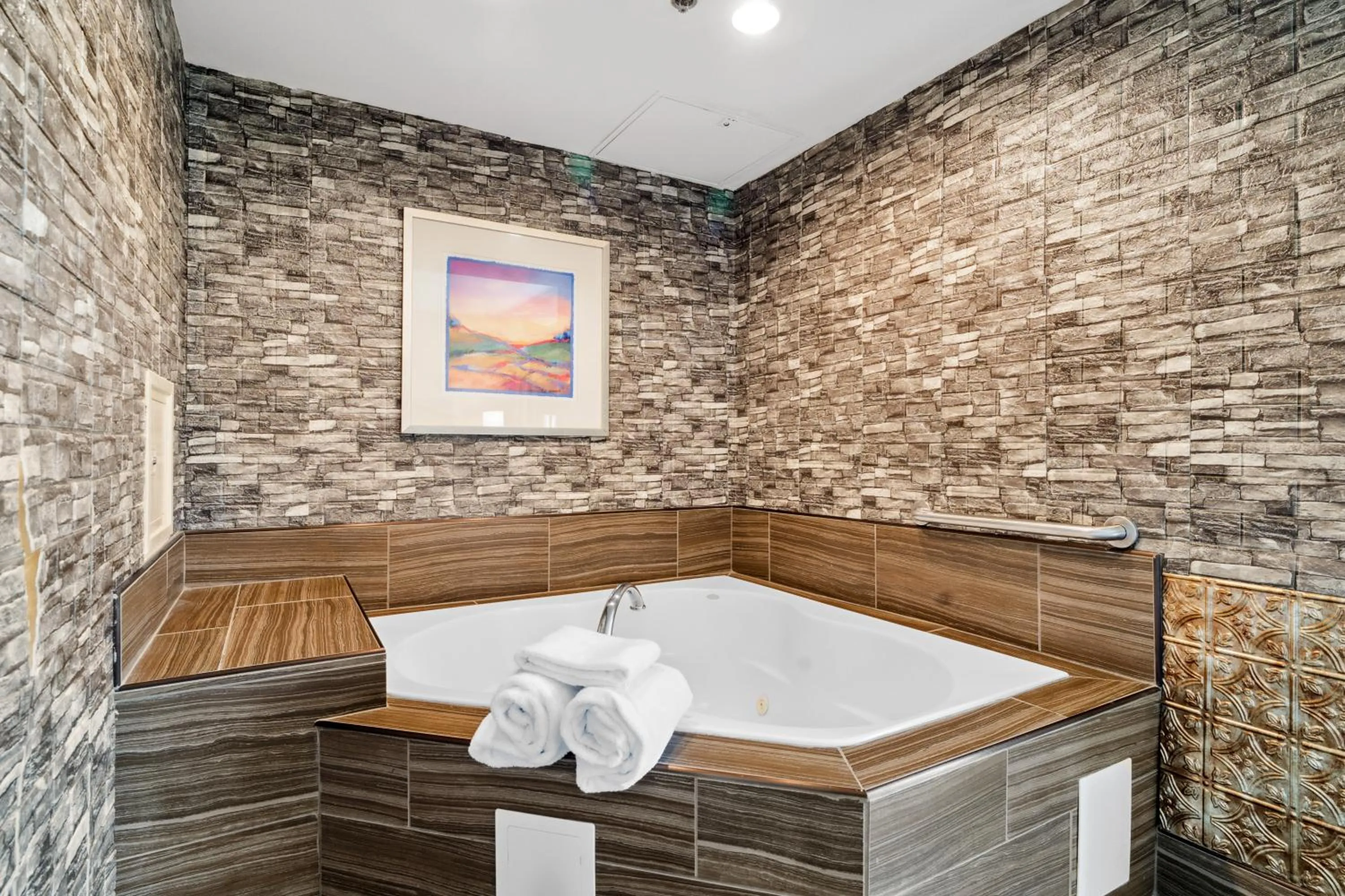 Hot Tub in Sonesta Essential Vacaville Napa Valley