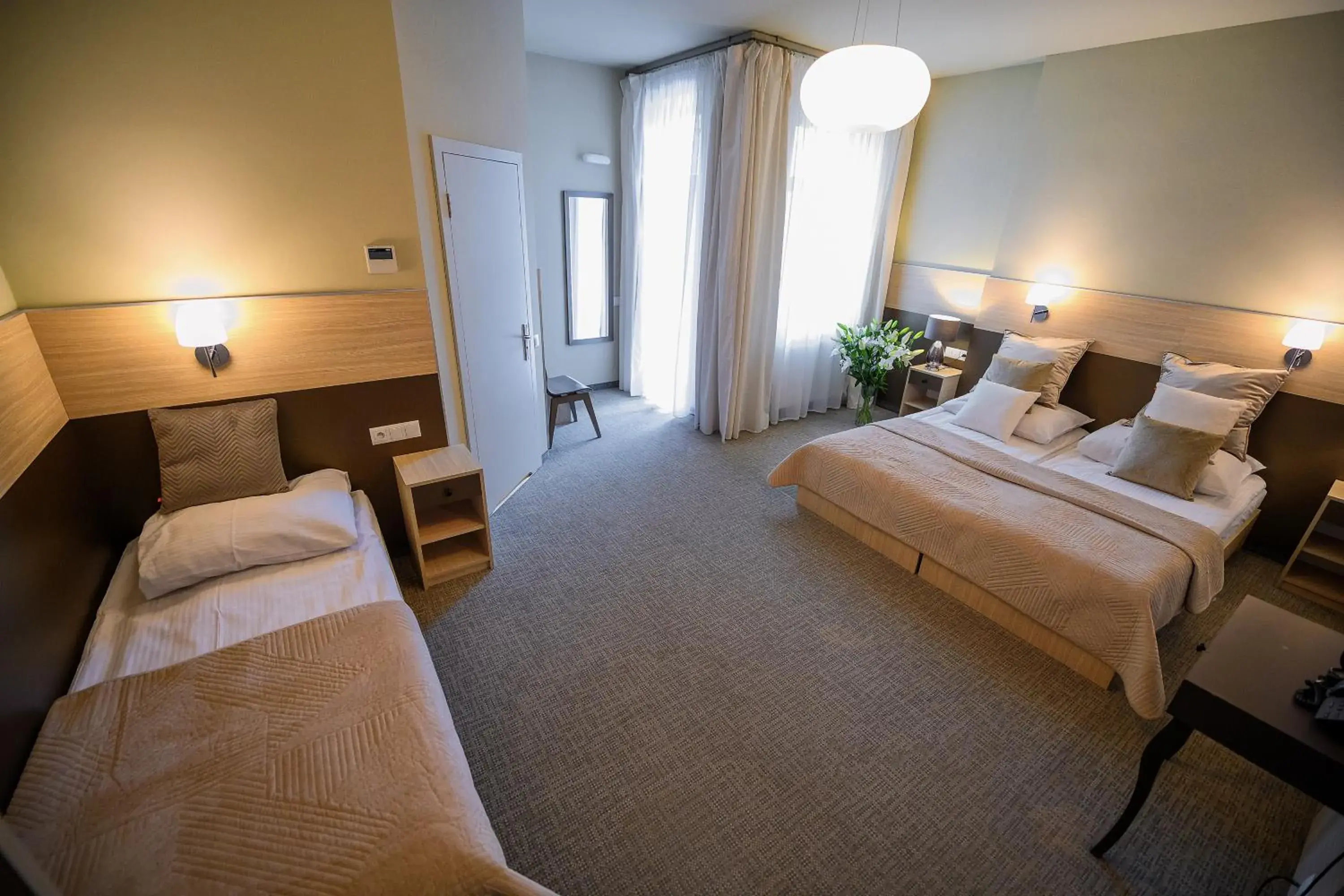 Double Room with Extra Bed and Private Bathroom in Hotel Kazimierz III Double Room with Extra Bed and Private Bathroom in Hotel Kazimierz III