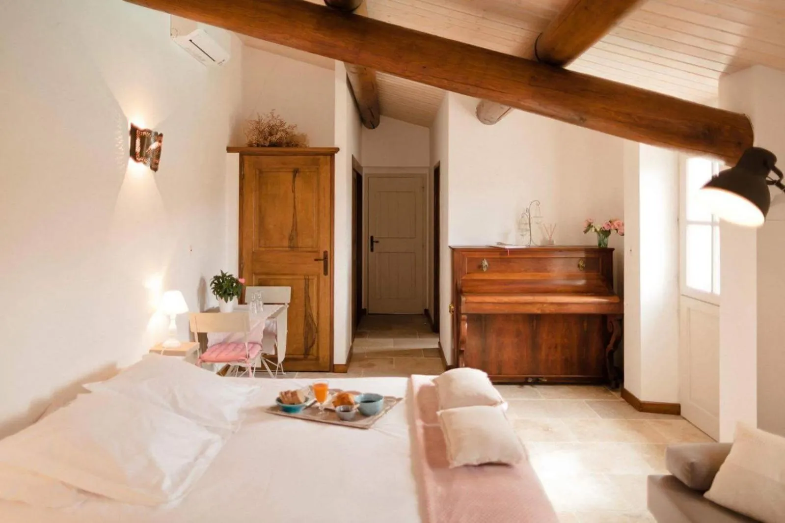 Photo of the whole room in Provence Dodo