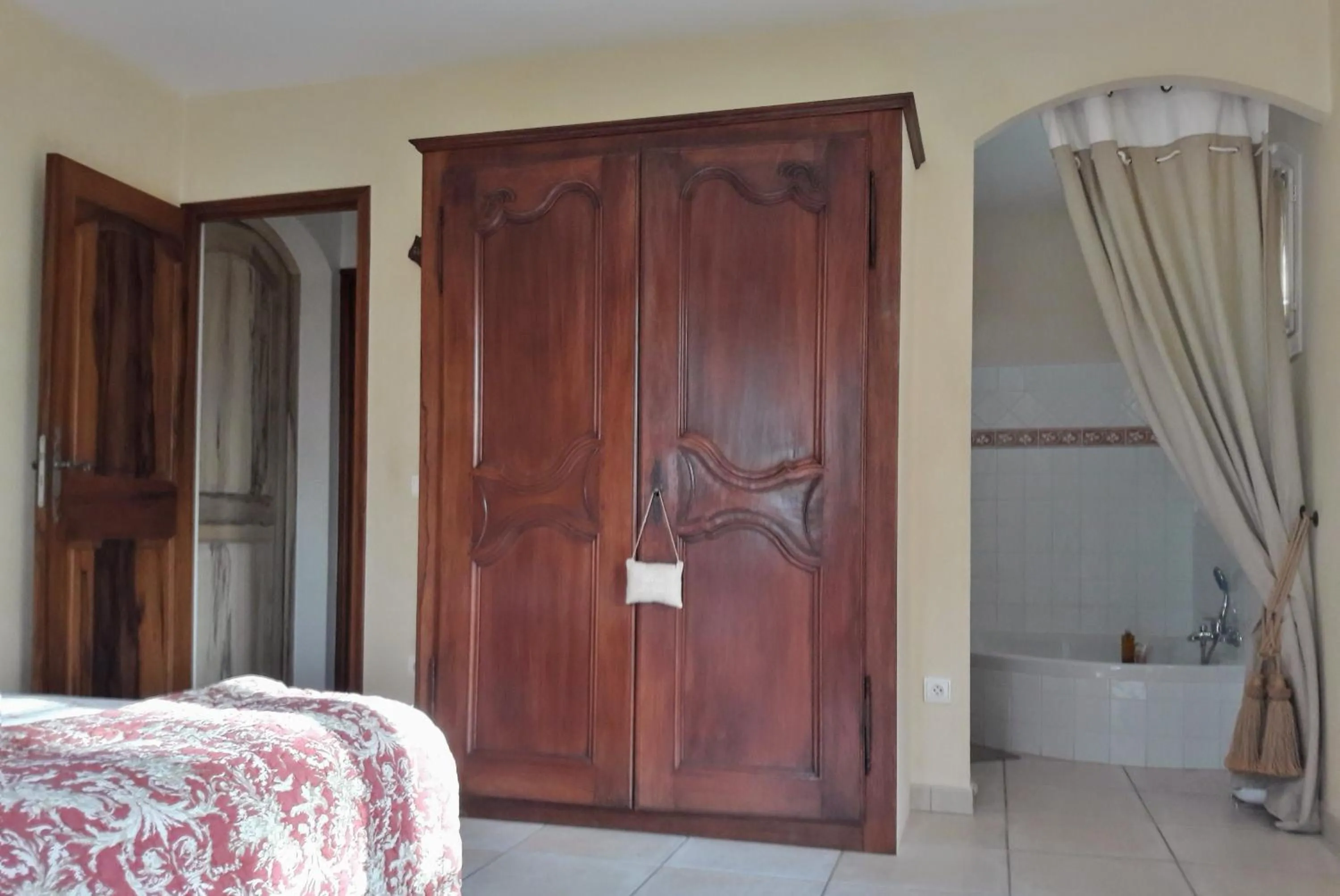 Photo of the whole room in Provence Dodo