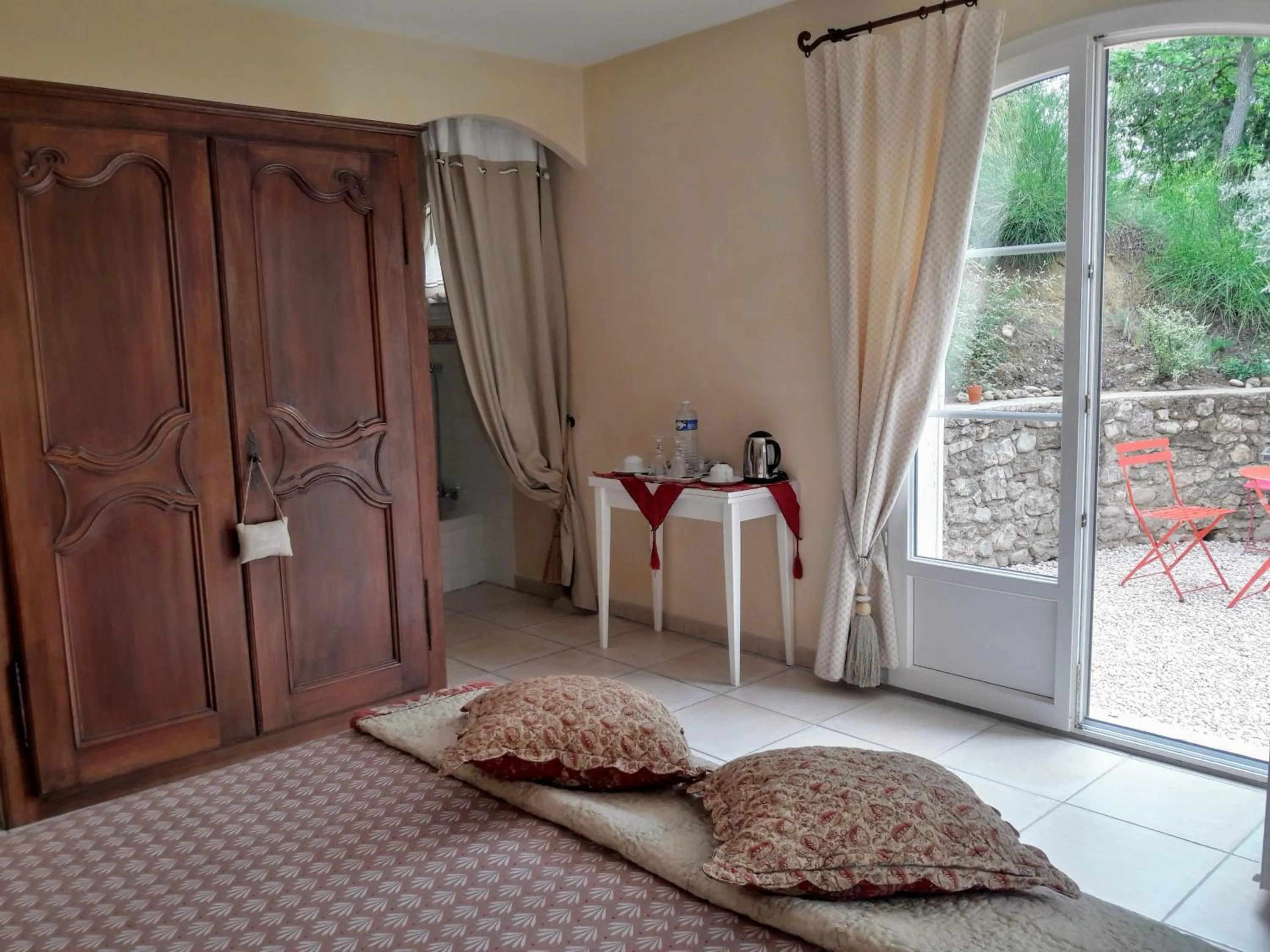 Photo of the whole room in Provence Dodo