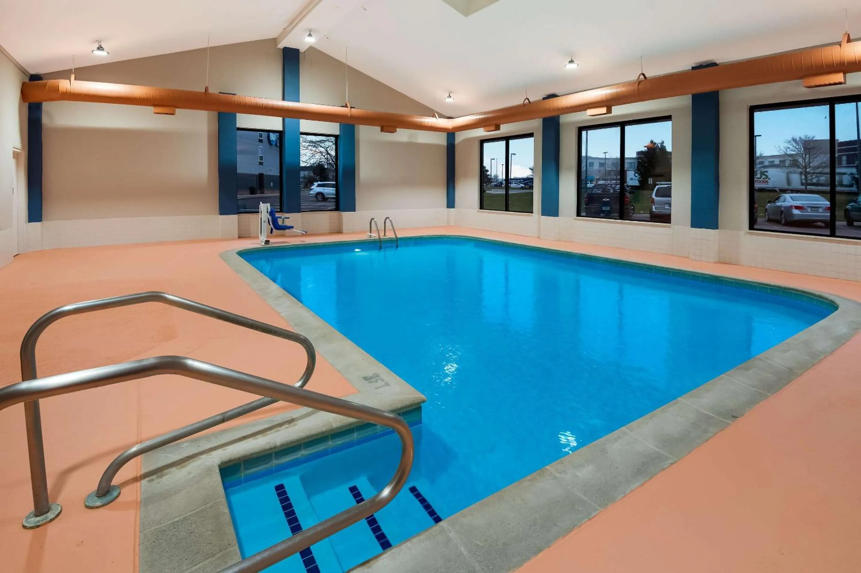 Swimming pool in Comfort Inn & Suites Fishers - Indianapolis