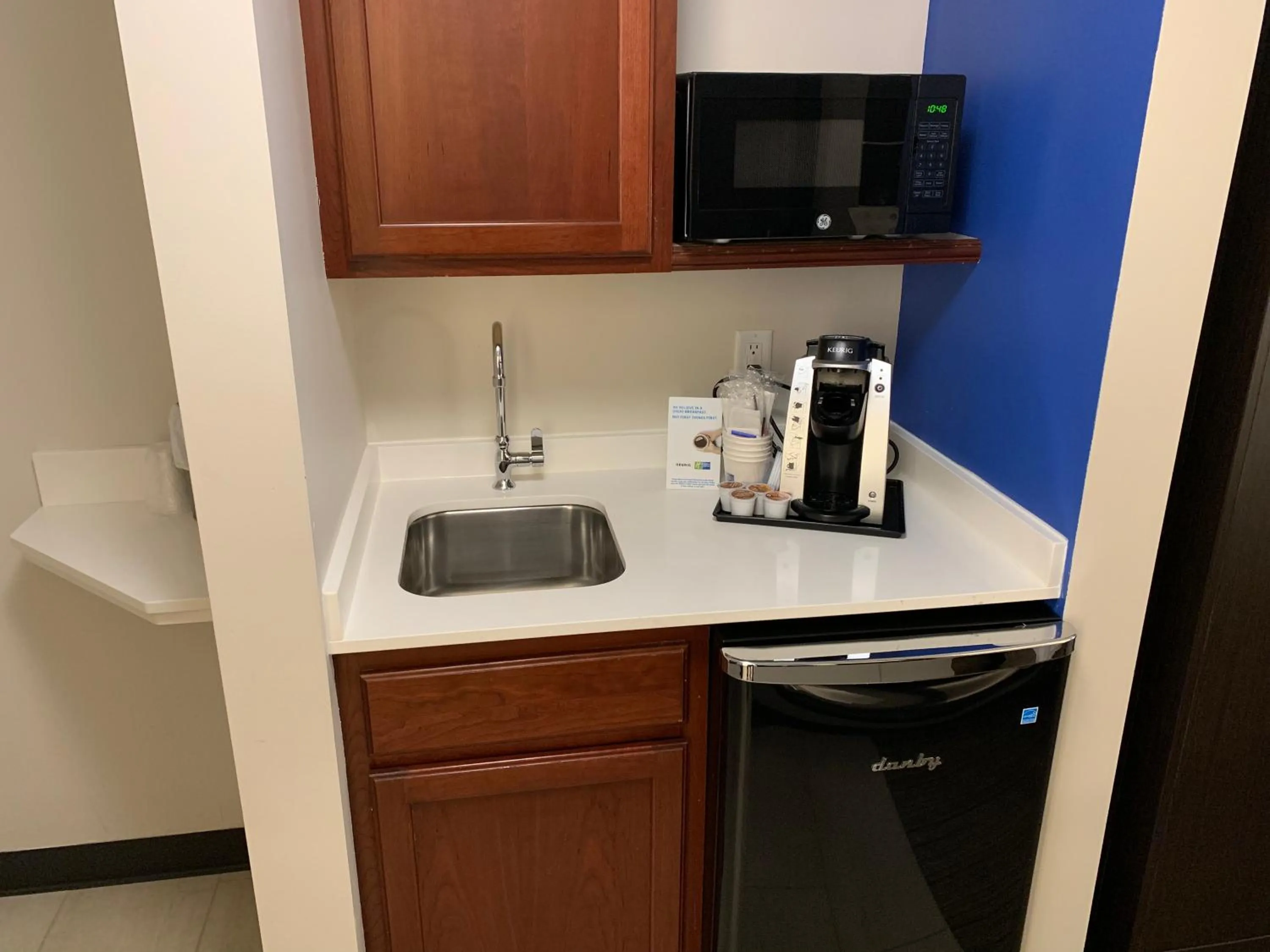 Coffee/tea facilities in Holiday Inn Express Hotel & Suites Minneapolis-Downtown Convention Center by IHG