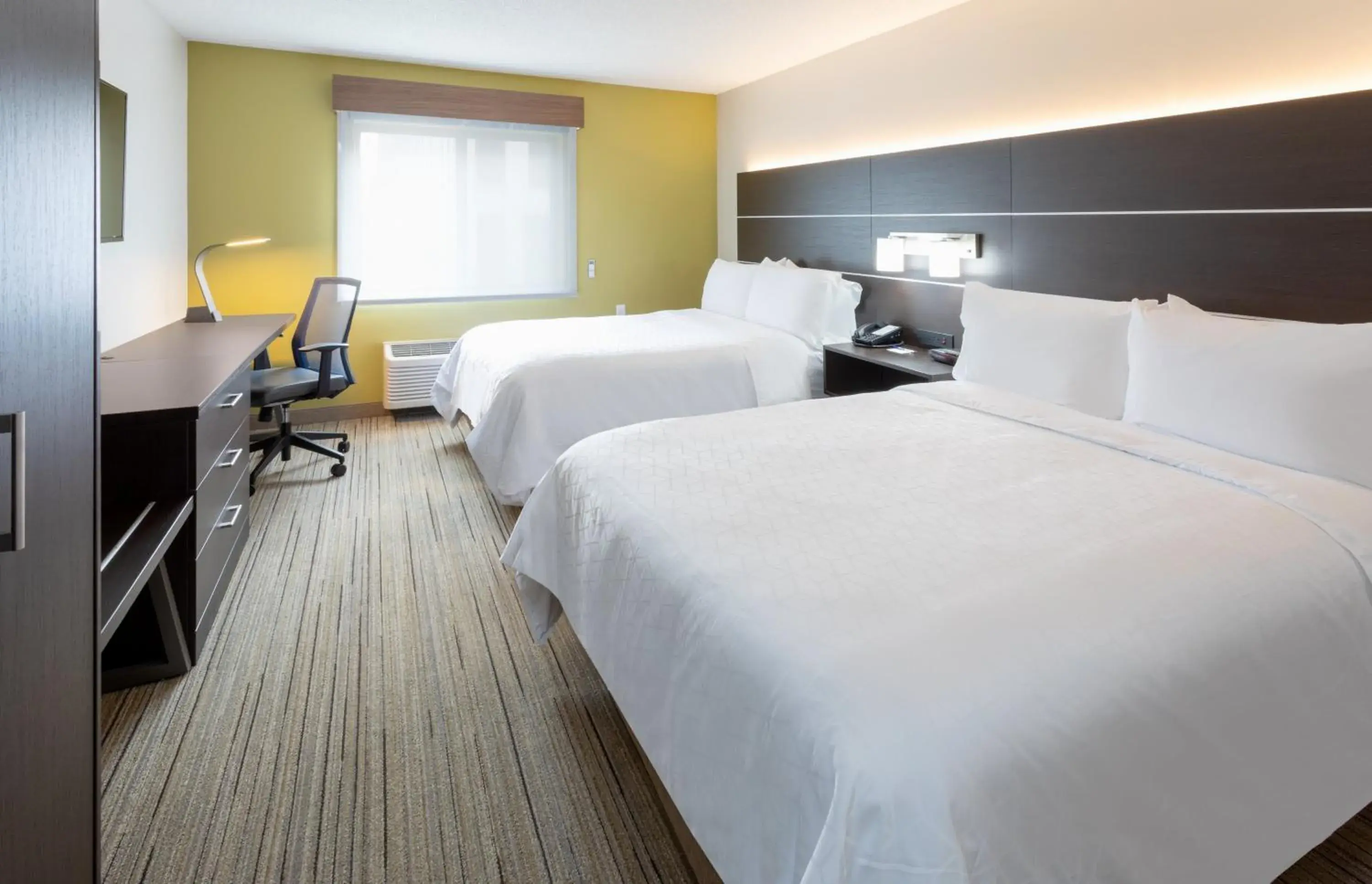 Twin Room - Mobility Access/Hearing Accessible in Holiday Inn Express Hotel & Suites Minneapolis-Downtown Convention Center by IHG Twin Room - Mobility Access/Hearing Accessible in Holiday Inn Express Hotel & Suites Minneapolis-Downtown Convention Center by IHG