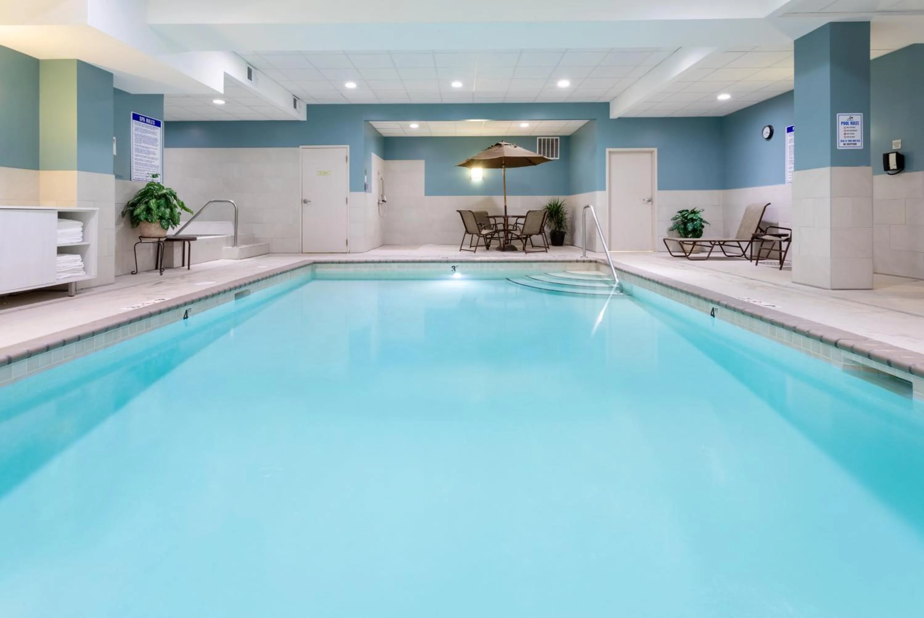 Swimming pool in Holiday Inn Express Hotel & Suites Minneapolis-Downtown Convention Center by IHG