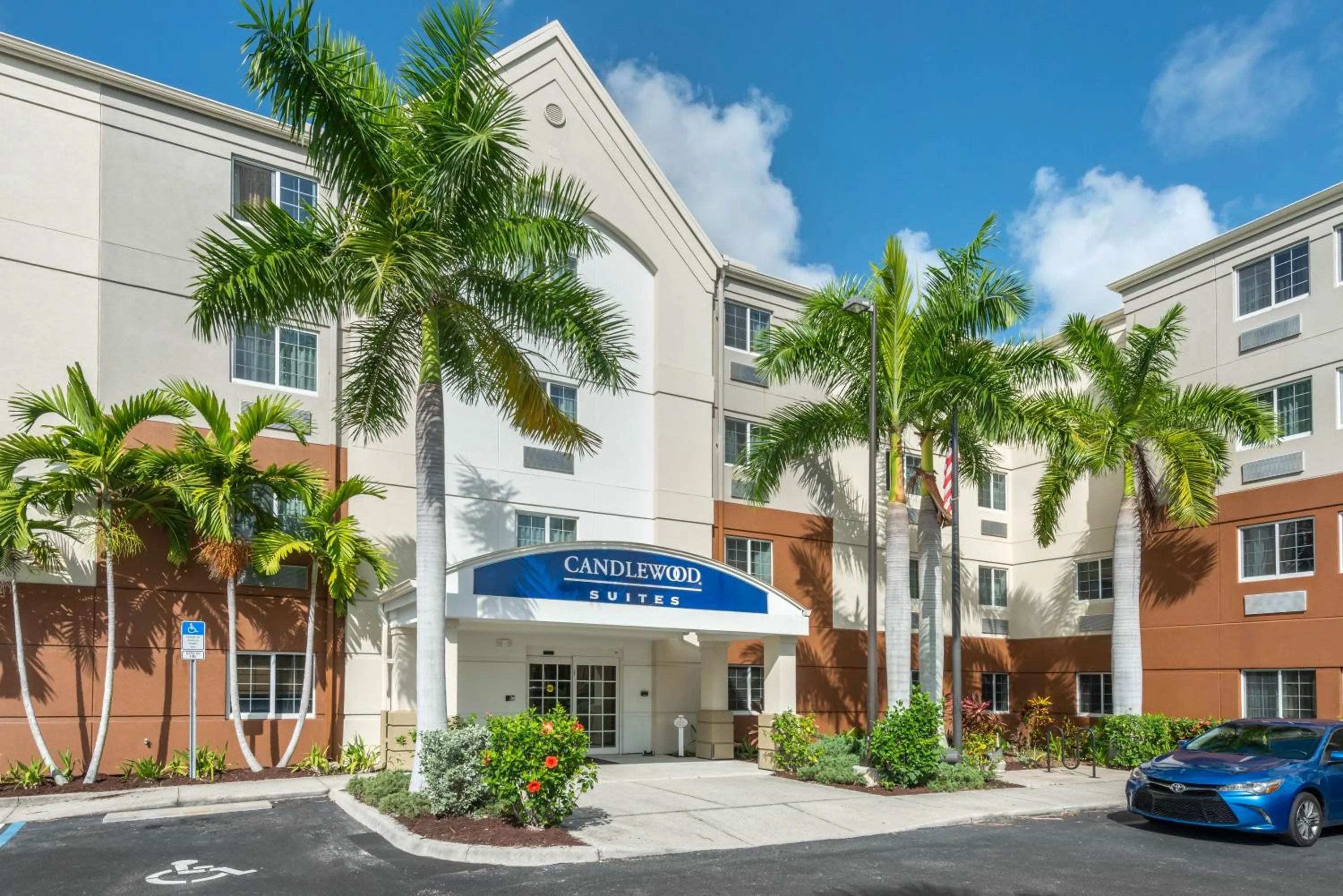 Property building in Candlewood Suites Fort Myers/Sanibel Gateway by IHG