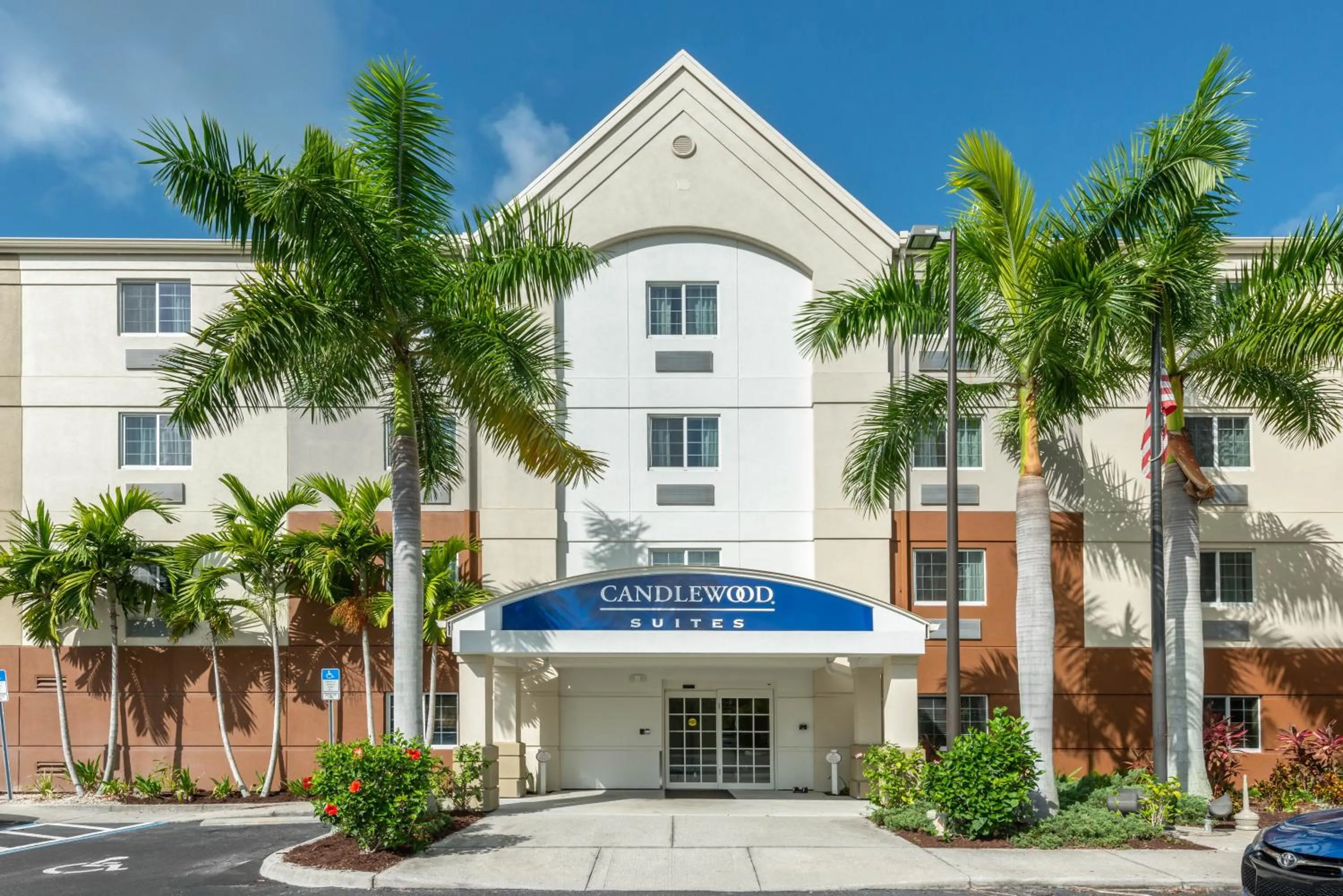 Property building in Candlewood Suites Fort Myers/Sanibel Gateway by IHG