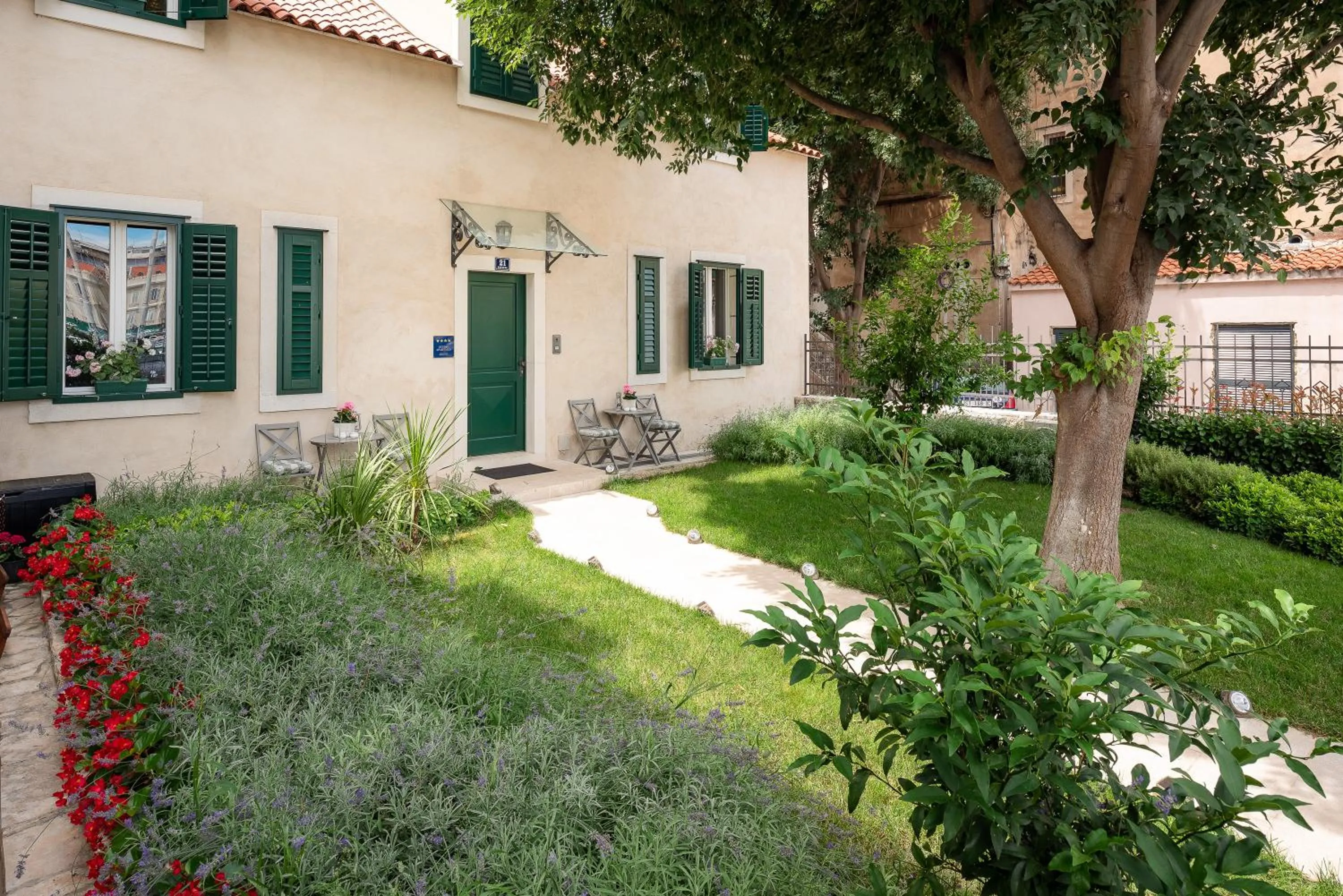 Facade/entrance in Vila Ora