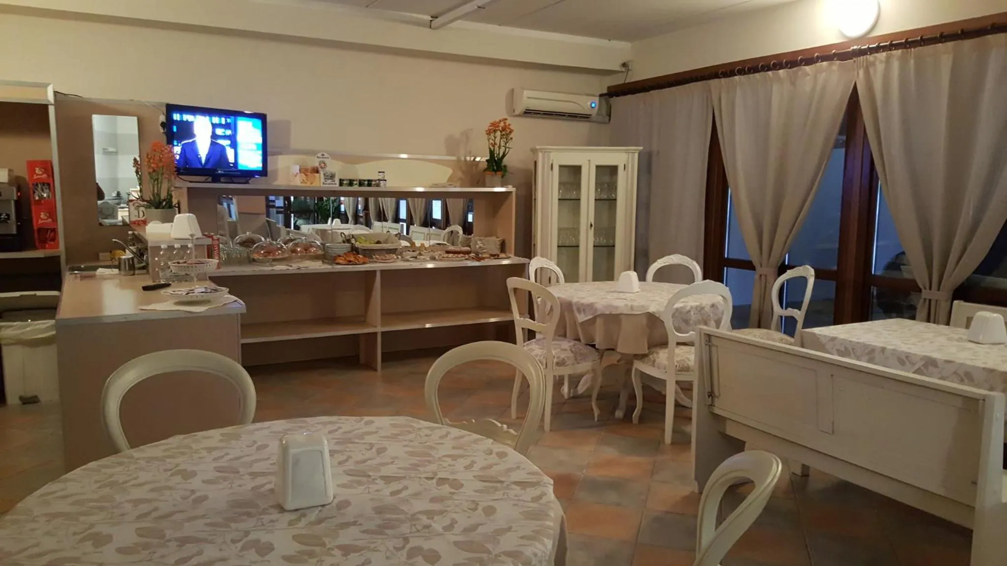 Restaurant/places to eat in Hotel Trotter